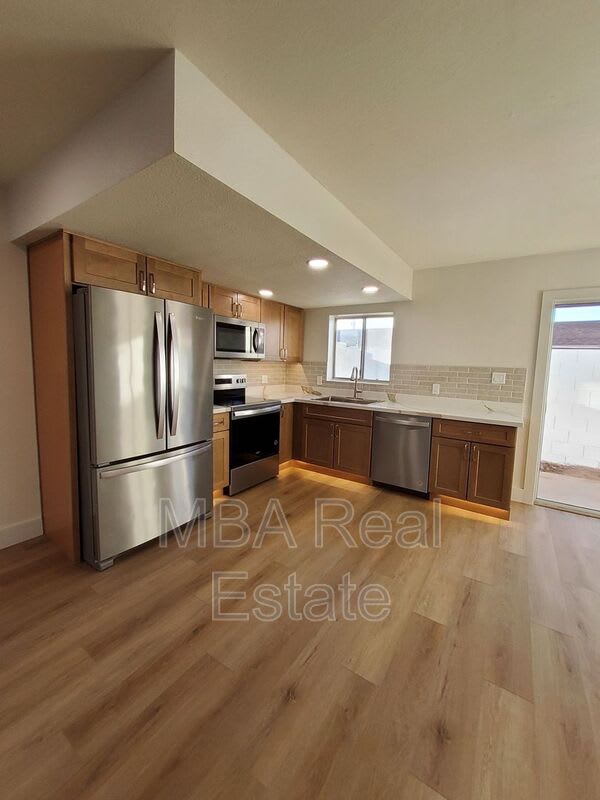 5040 N 18th Ave – photo 1