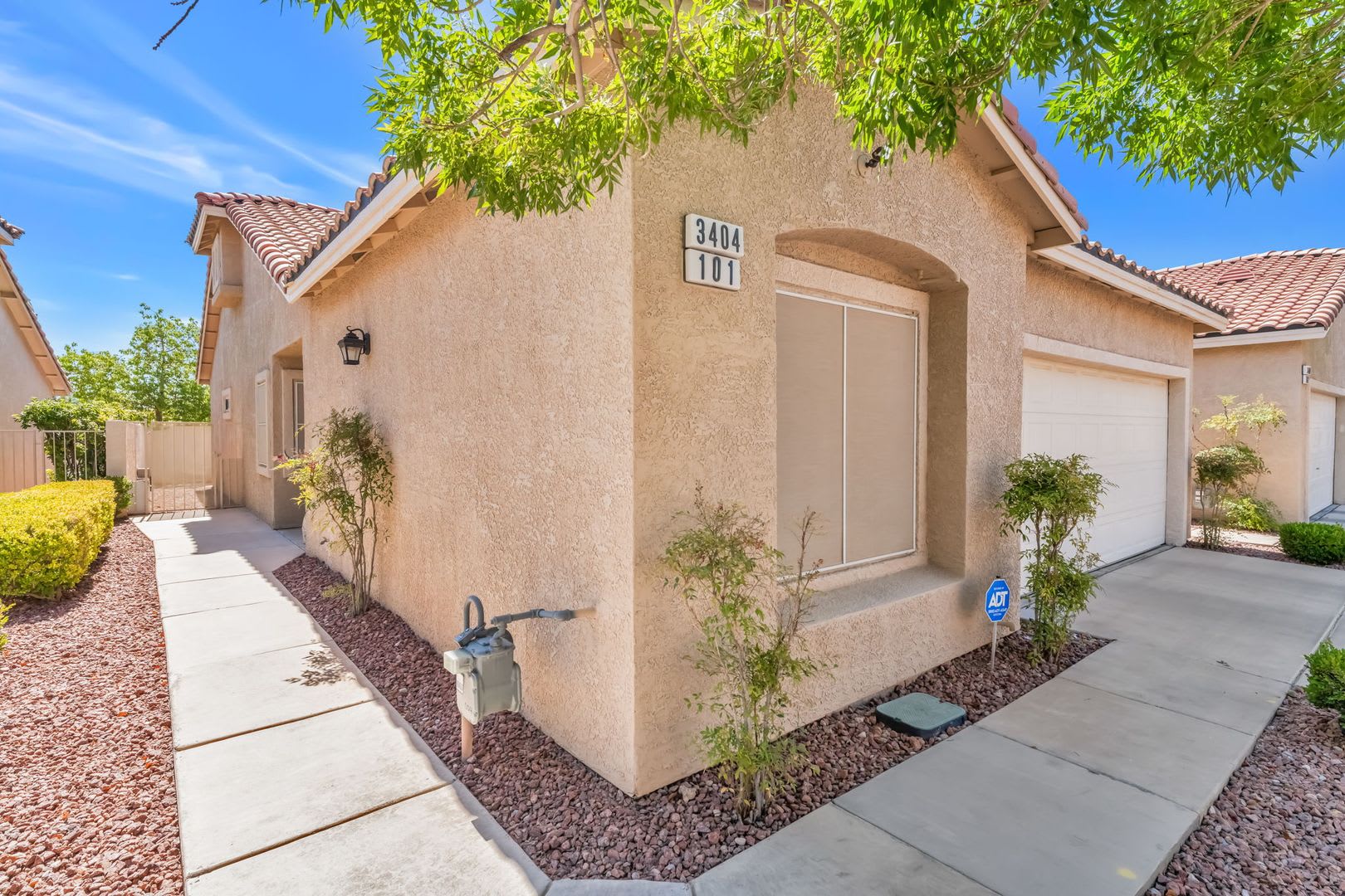 Charming Single-Story Townhome with Vaulted Ceilings in a Gated Northwest Community! – photo 3