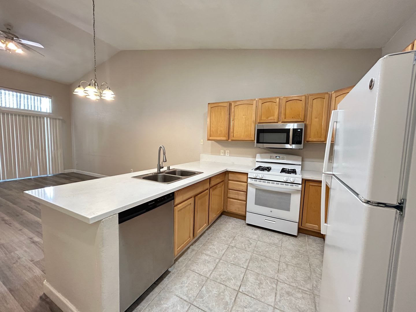 Single Story 3-Bed 2-Bath Townhouse! – photo 3