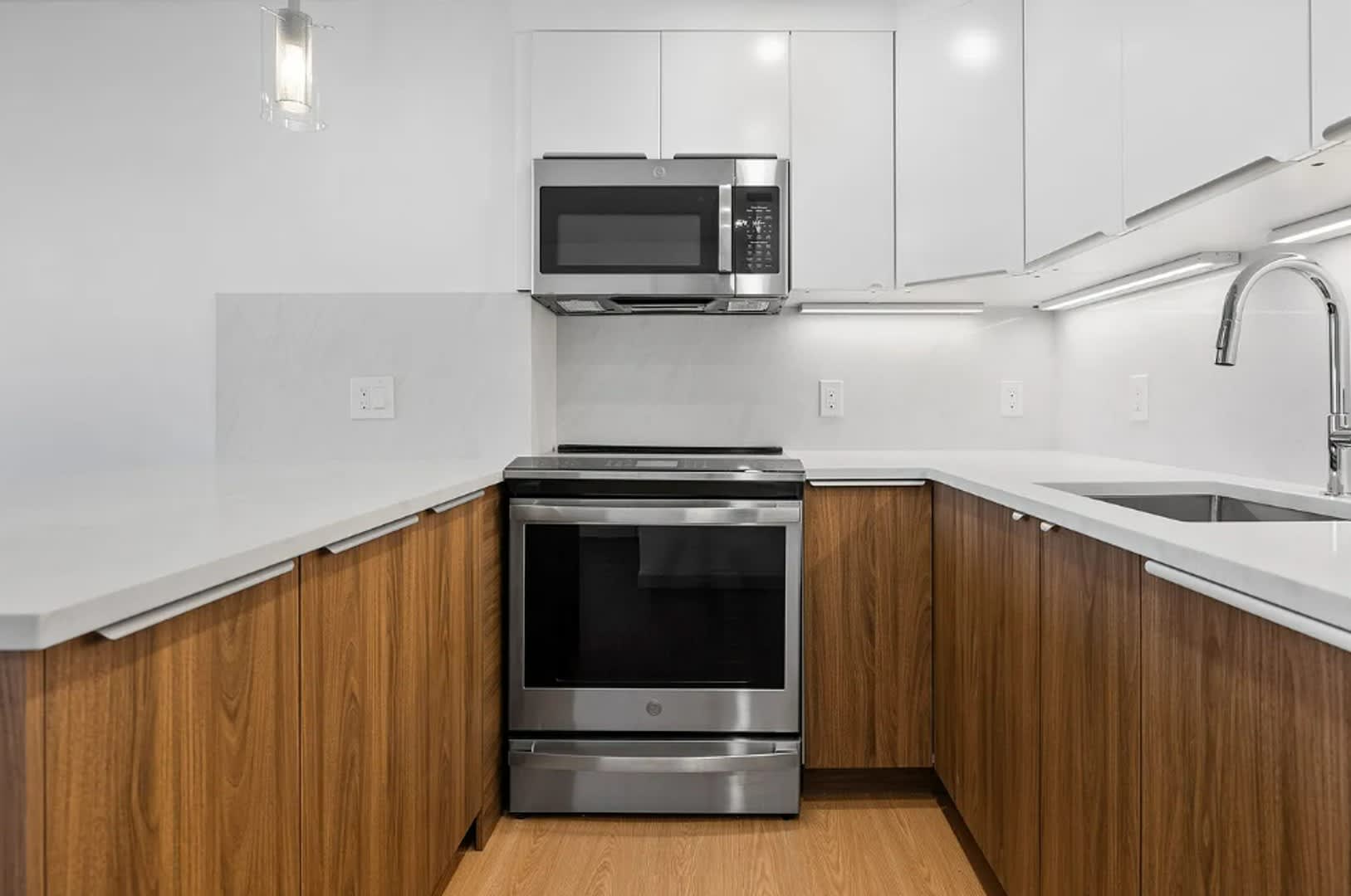 Charming 3 Bedroom- No Broker Fee – photo 2
