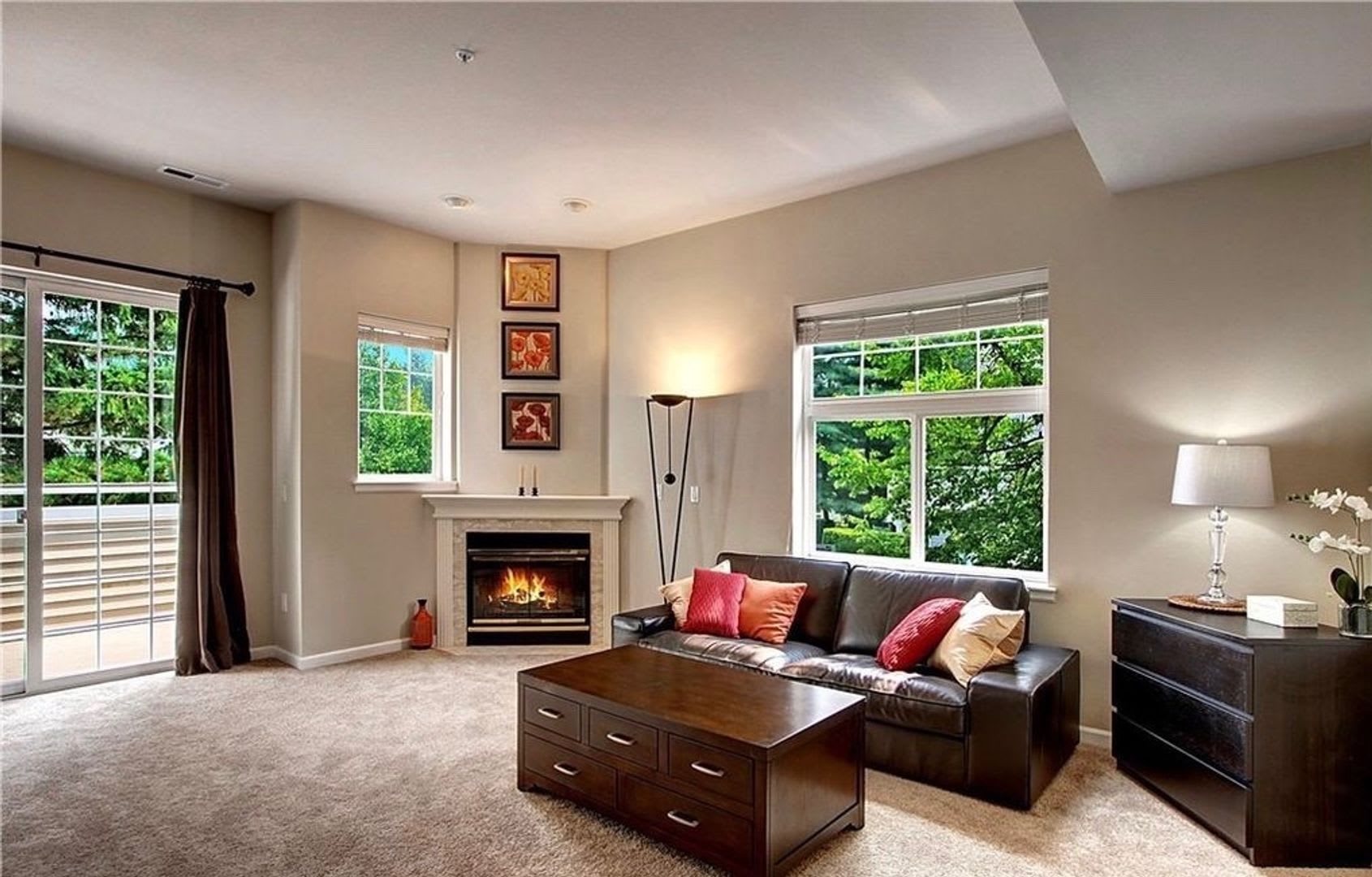 Bellevue Townhouse!!! – photo 4