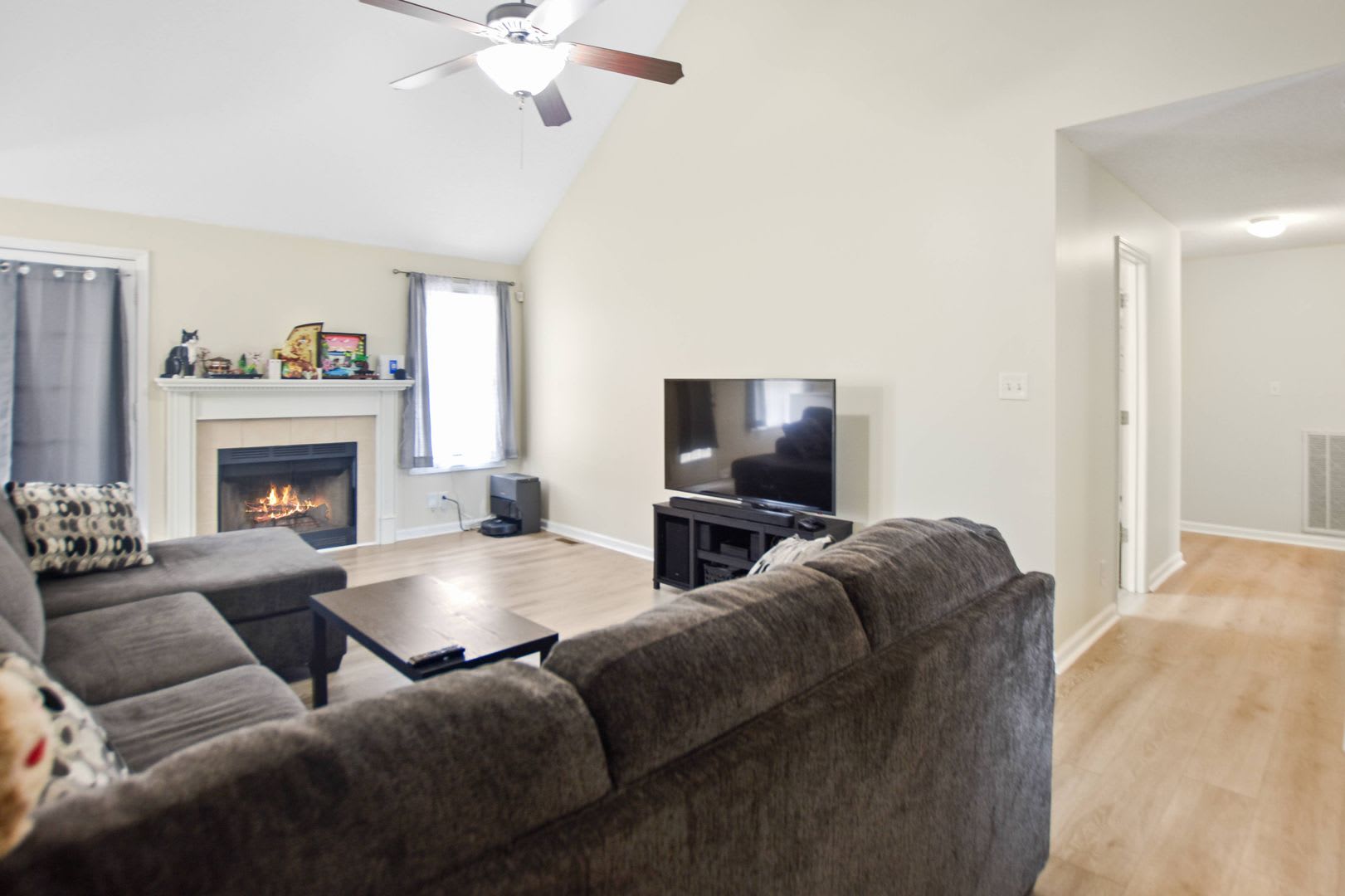 Pet Friendly Three Bedroom with Bonus! – photo 2