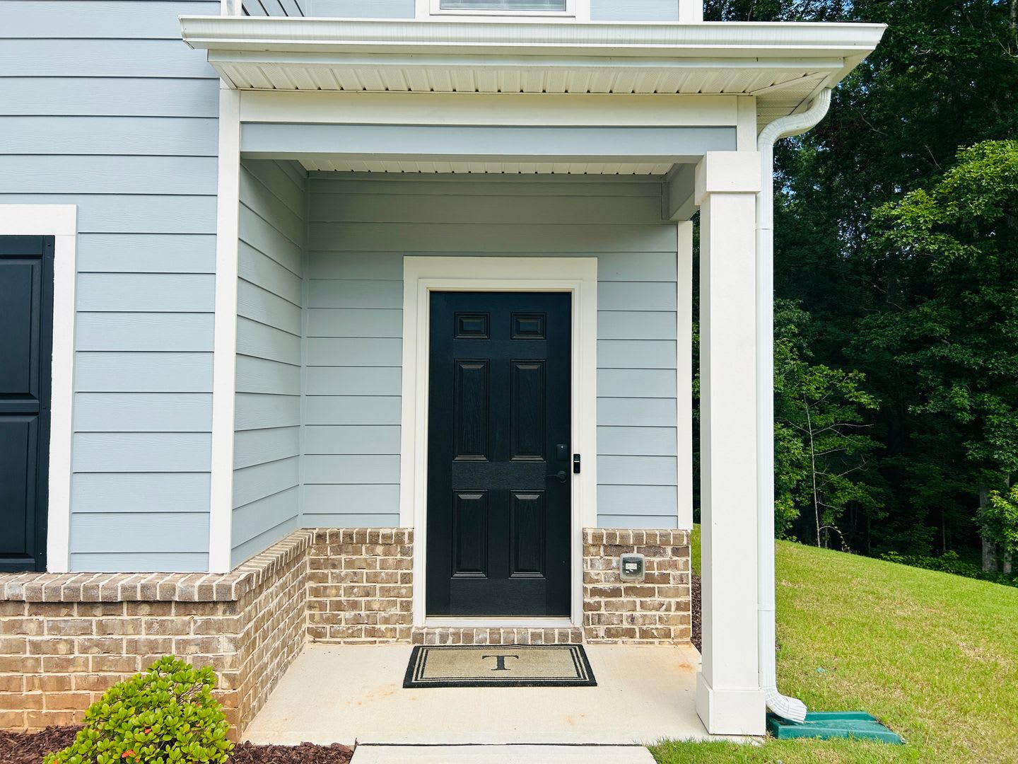 LIKE NEW! 3 bedroom, 2.5 bath home minutes from Downtown Newnan! Must see! – photo 4