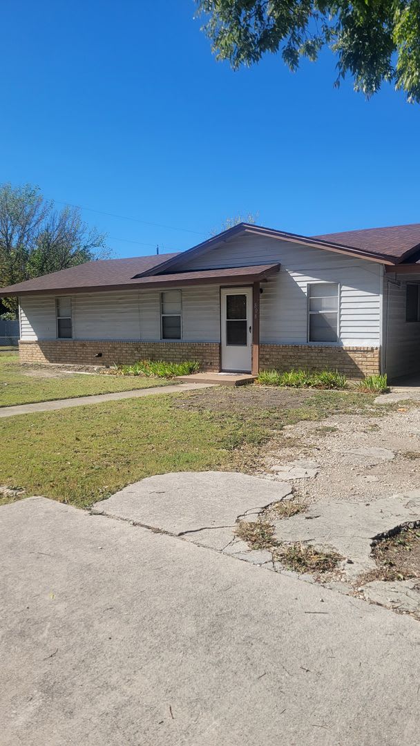 Charming 3-Bedroom, 1-Bath Home with Large Backyard – Fully Furnished! – photo 2
