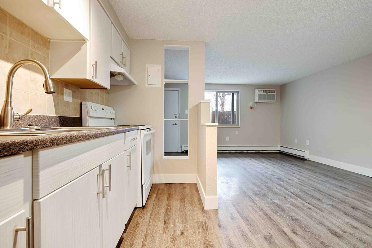 South Washington St Apts – photo 4