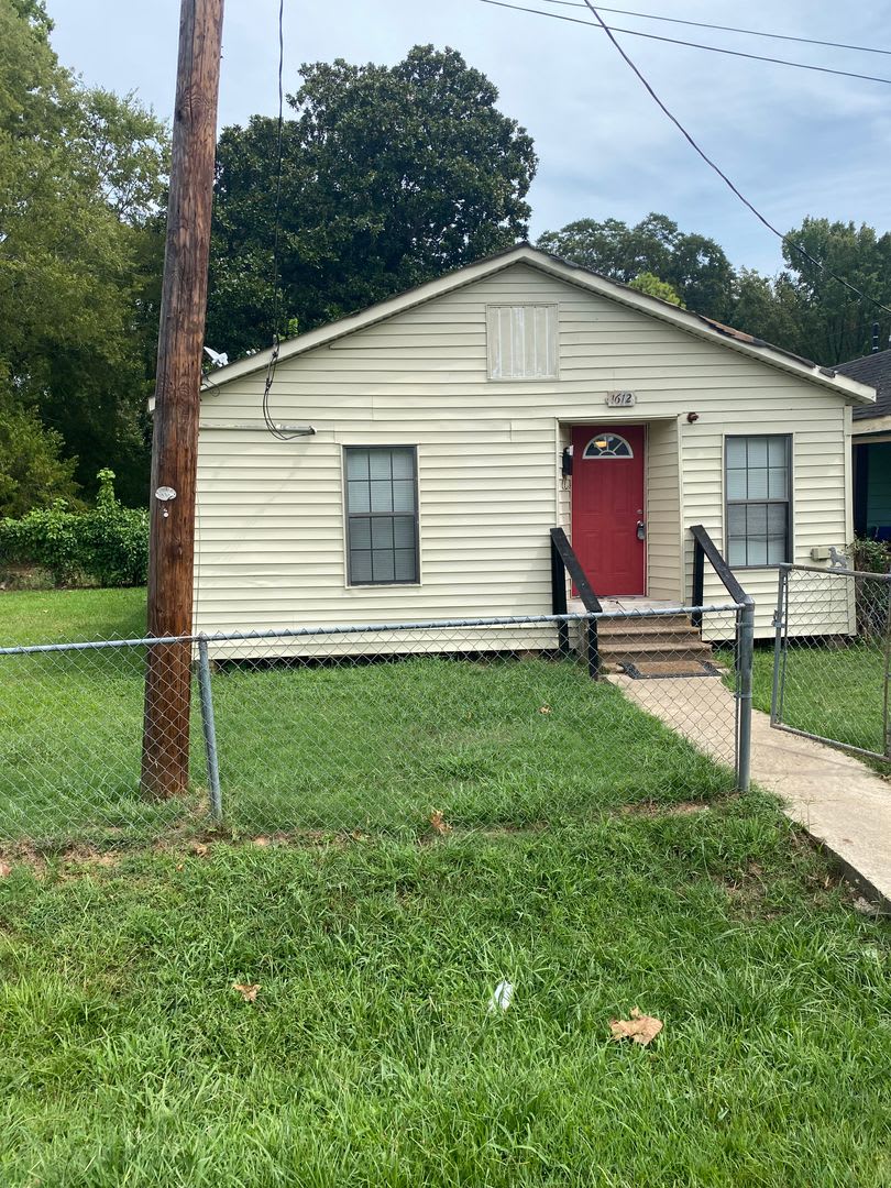 2 Bedroom 1 bath Large backyard as is immediate move in – photo 1
