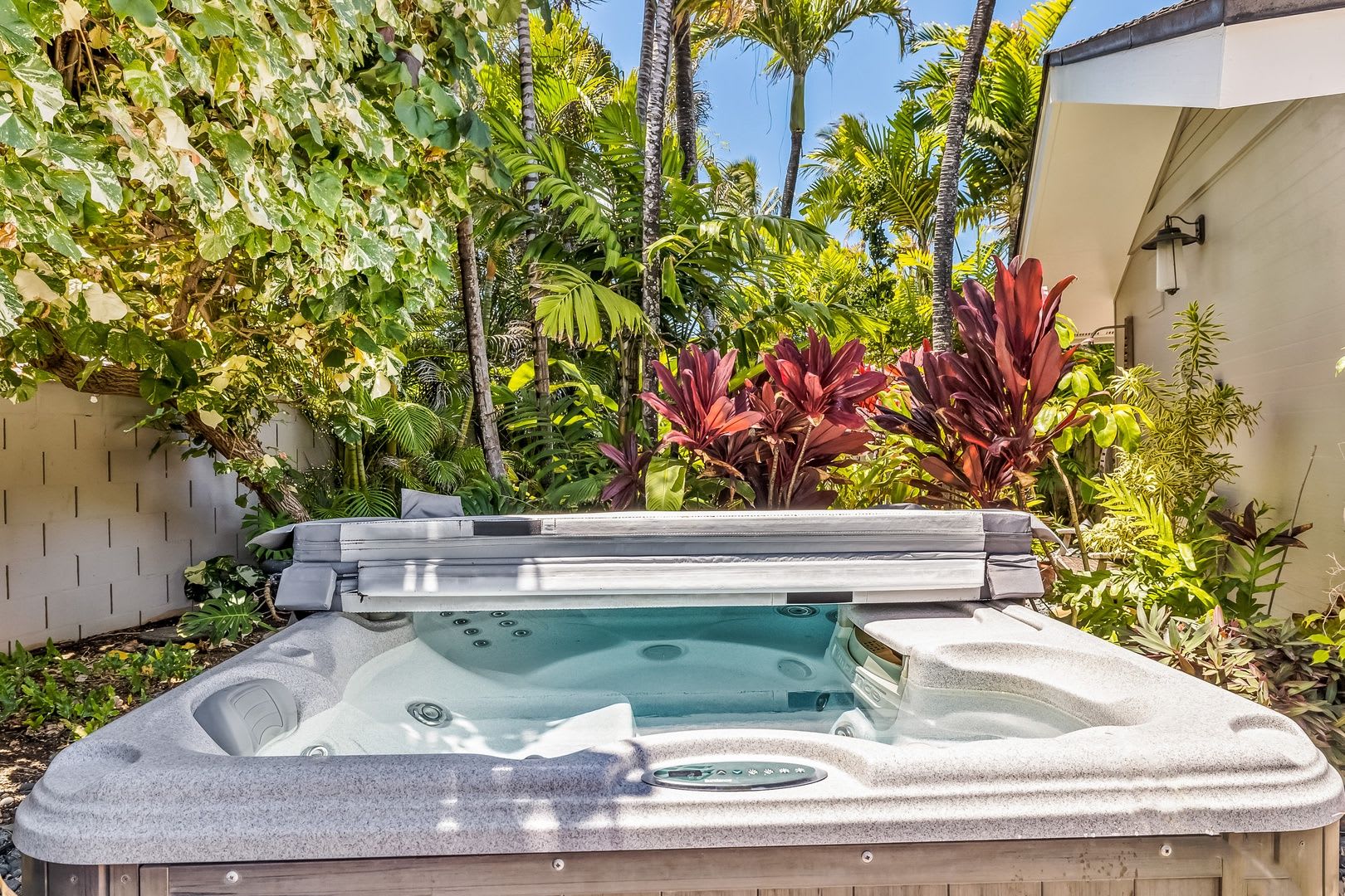 Hale Ohana: Bright Kailua Retreat w/hot tub, Lush Tropical Pool, Walk to Beach – photo 2