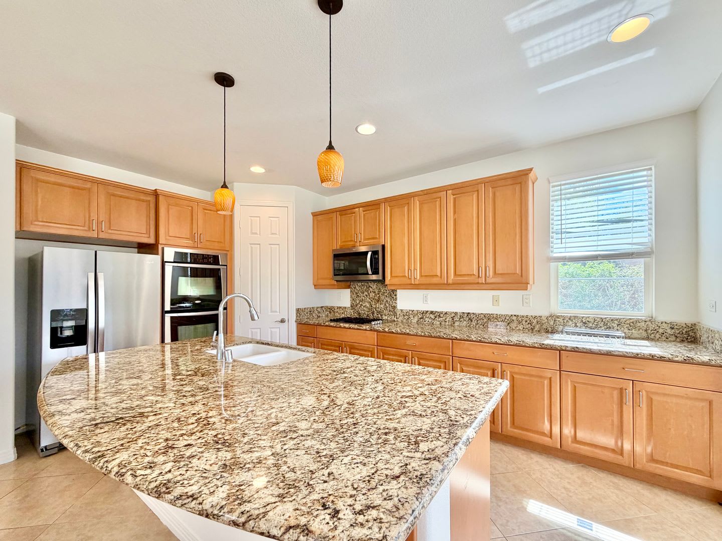 AVAILABLE NOW! GORGEOUS 4 Bedroom 3 Bathroom POOL HOME in Palm Desert! – photo 5