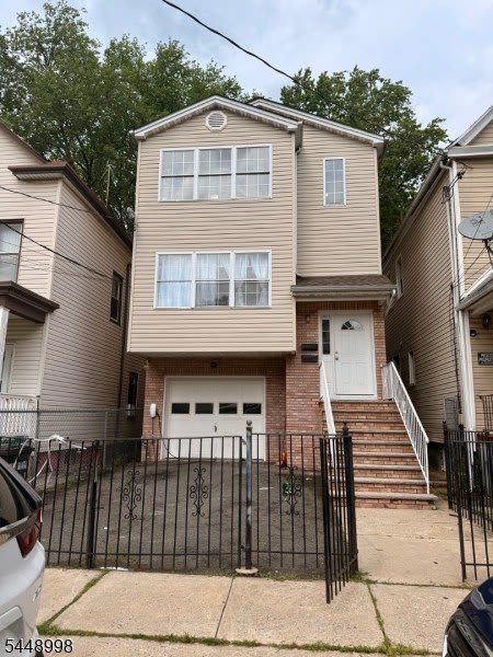 1073 Bond St – photo 1