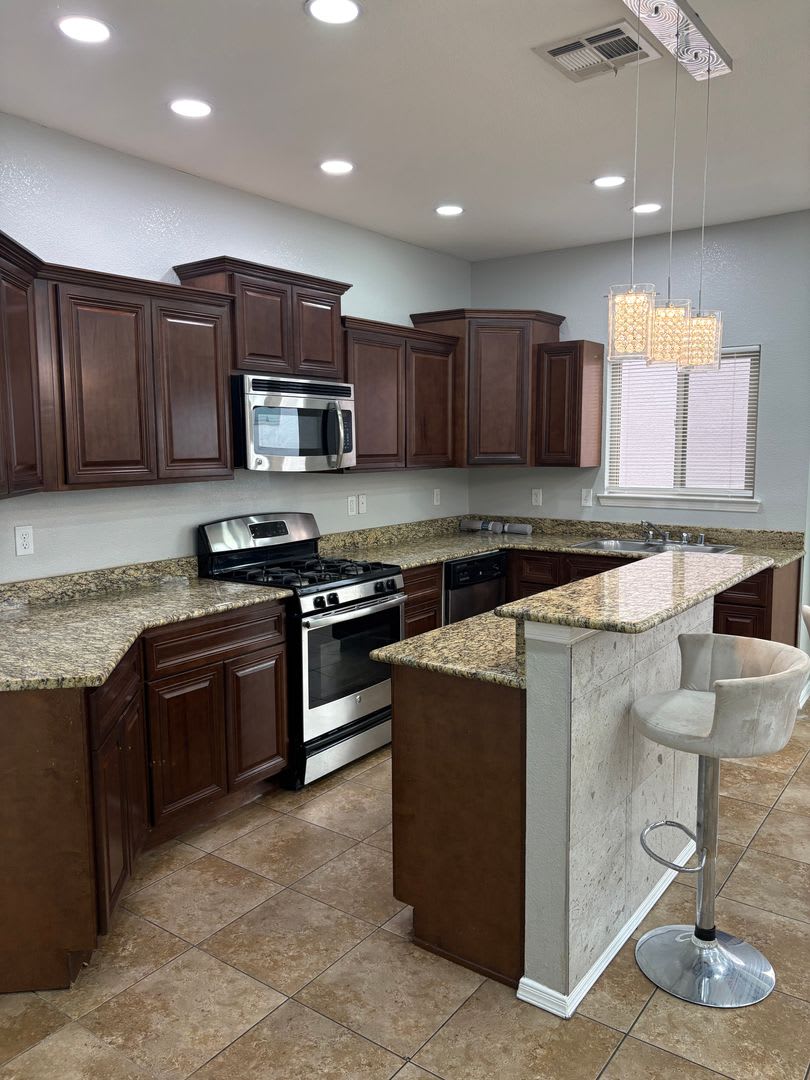 Charming home located in a gated community with access to a community pool. – photo 3