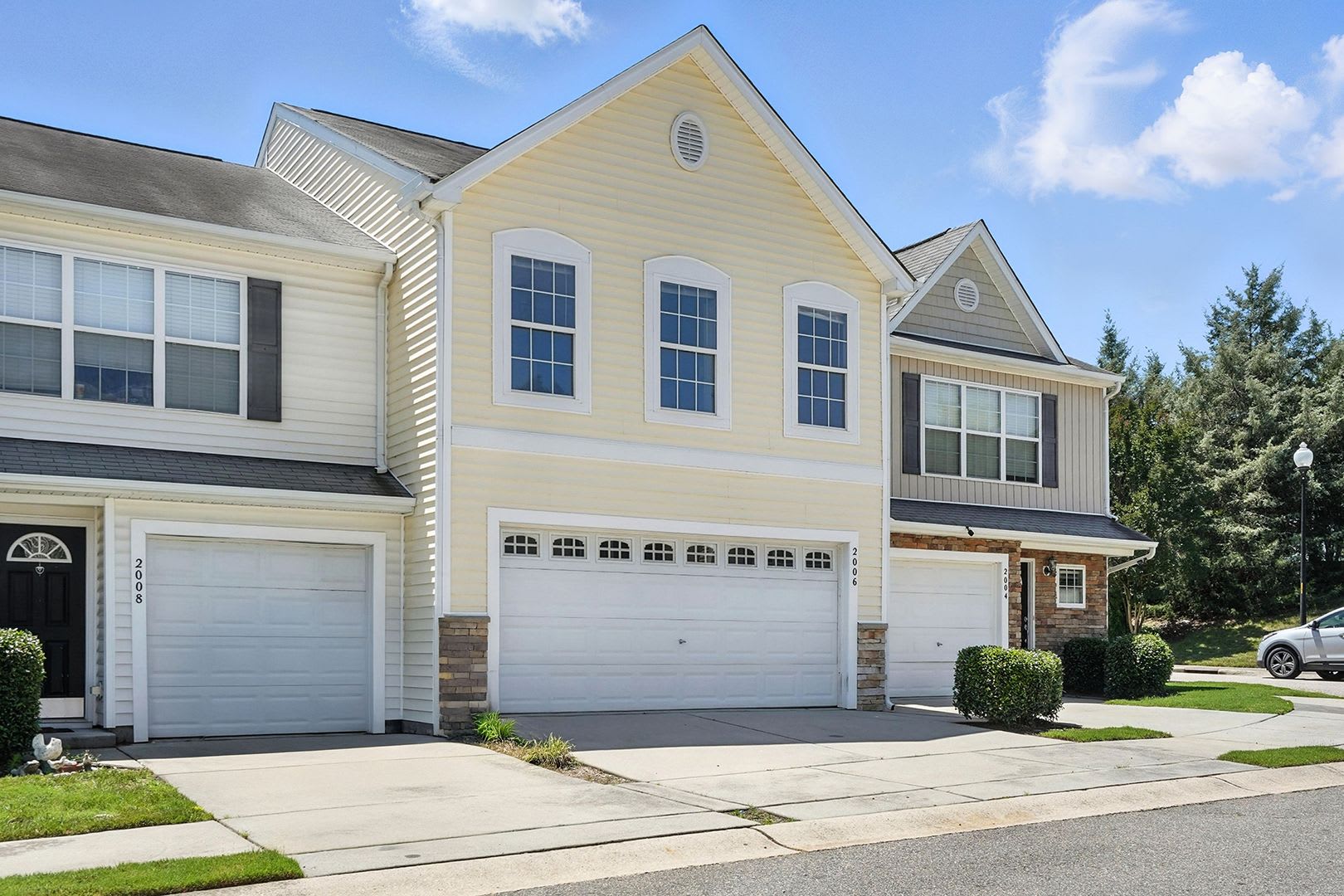 Charming 3-Bedroom Townhome with Fenced Backyard in Raleigh – photo 2