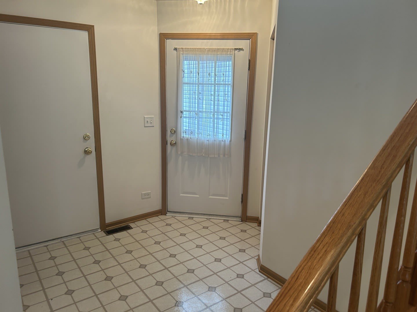 2482 Stoughton Circle – photo 2