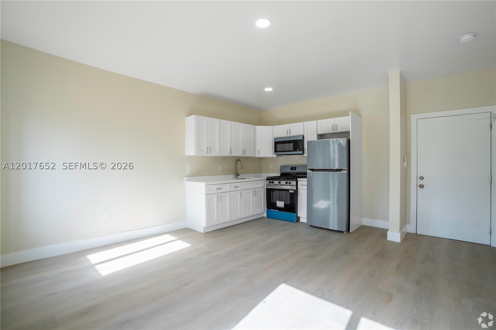 433 SW 6th St – photo 2