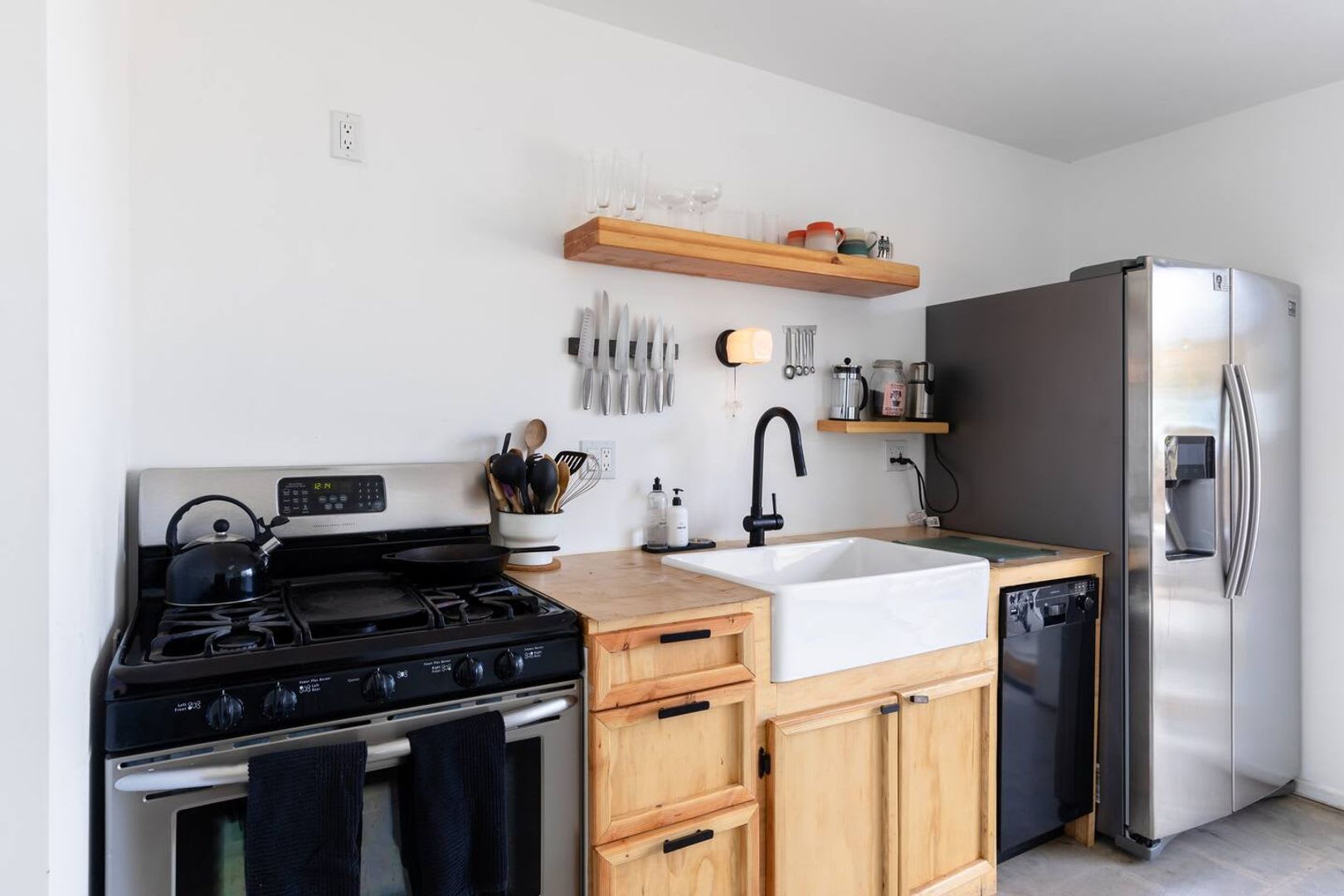 Beautiful 3-Bedroom, 2-Bath Home in Joshua Tree fully furnished – photo 3