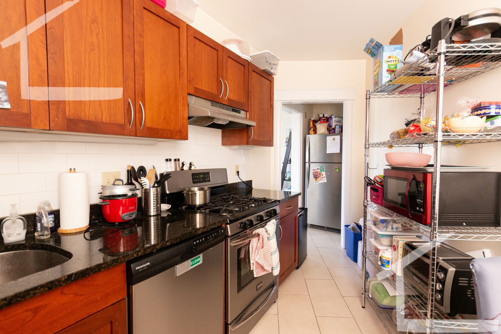 Nicely renovated 3 bed in a prime location next to the Green Line. – photo 1