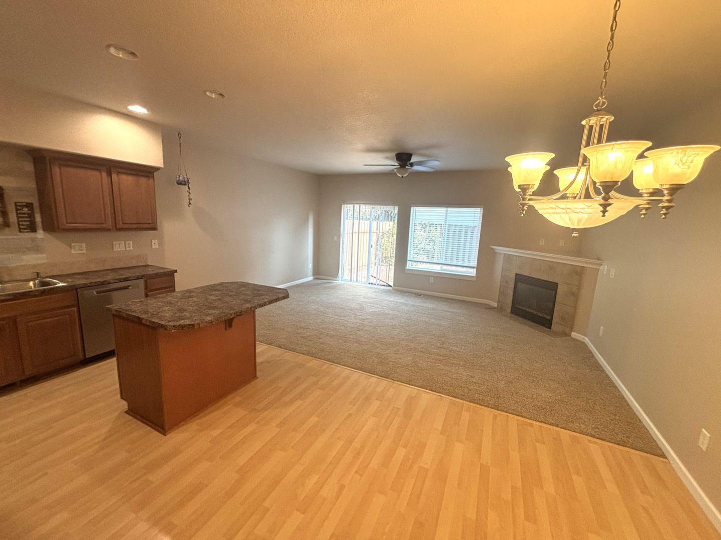 Great Location! Well maintained Townhome, one car garage, fenced backyard! – photo 5