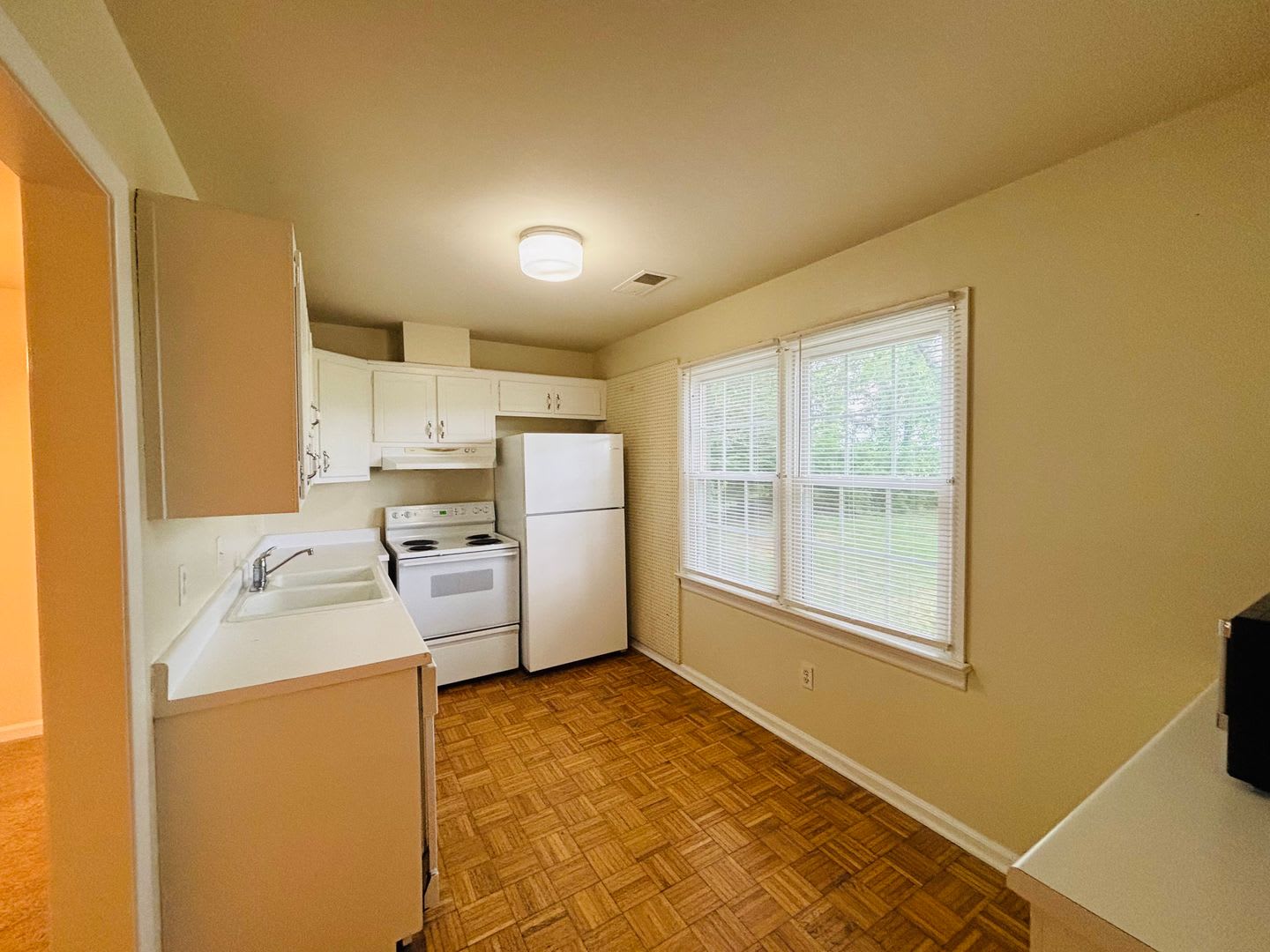 4 Bedroom, 2.5 Bath Townhouse – photo 3