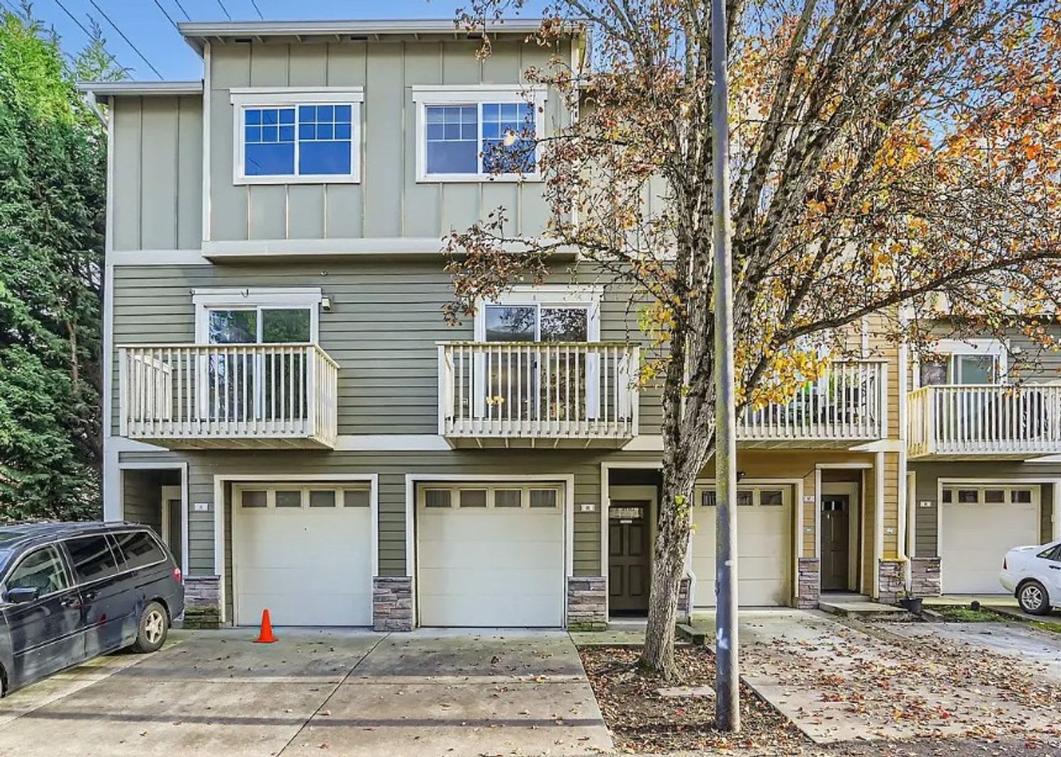 Beaverton TH. Huge 3rd bed/bonus room. Attached Garage- Close 2 Max – photo 1