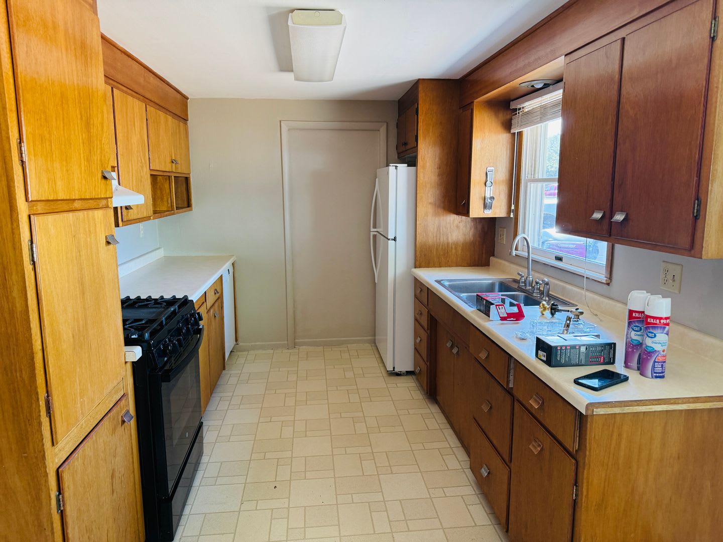 Secluded Heights 2 Bedroom with Fenced Backyard, Laundry and Off Street Parking – photo 1