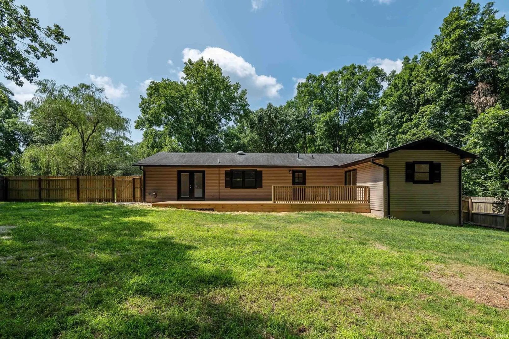Totally renovated east-side location 4BR 3BA! – photo 2