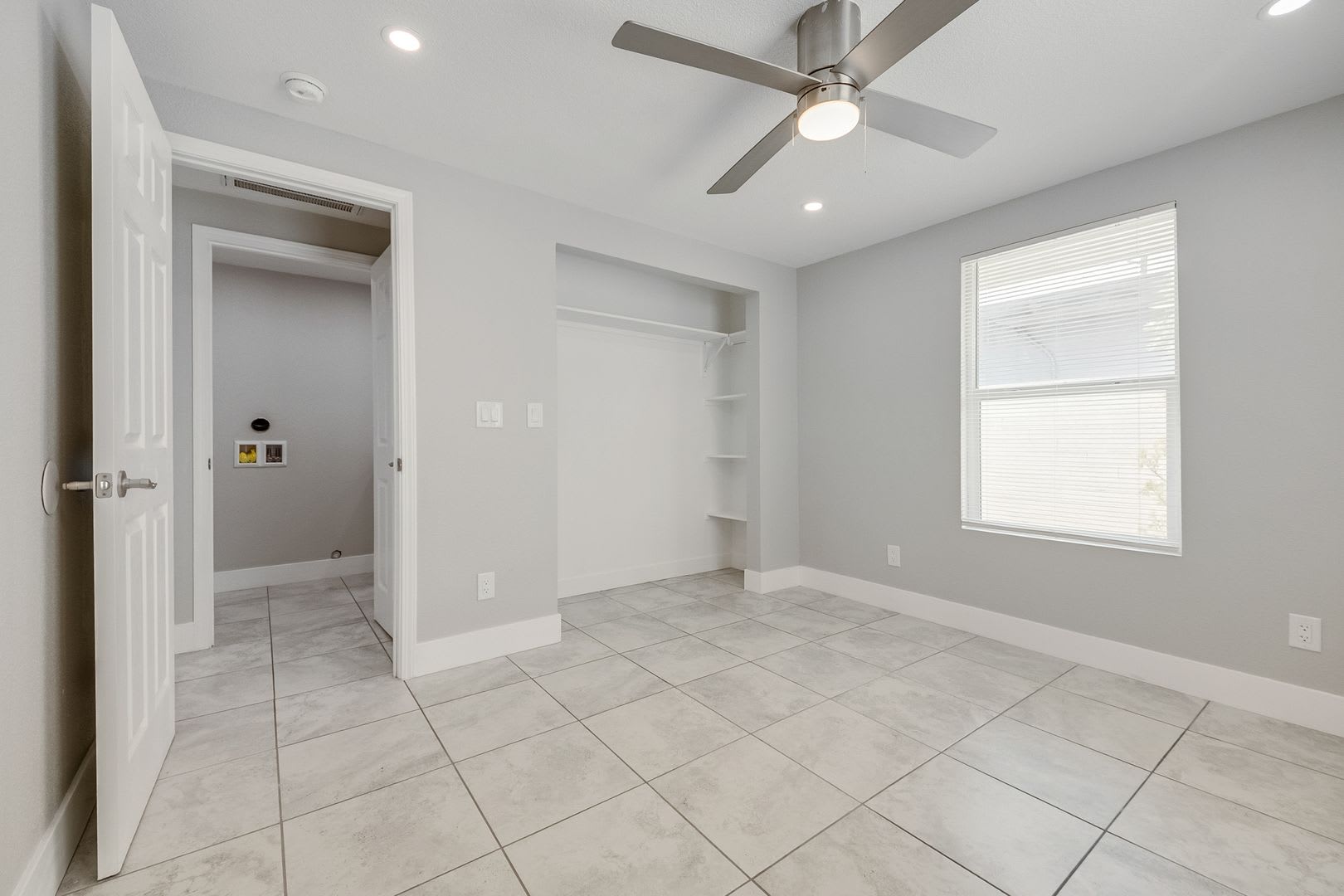 Move-In Ready Two-Bedroom with Modern Finishes & Stainless-Steel Appliances – photo 5