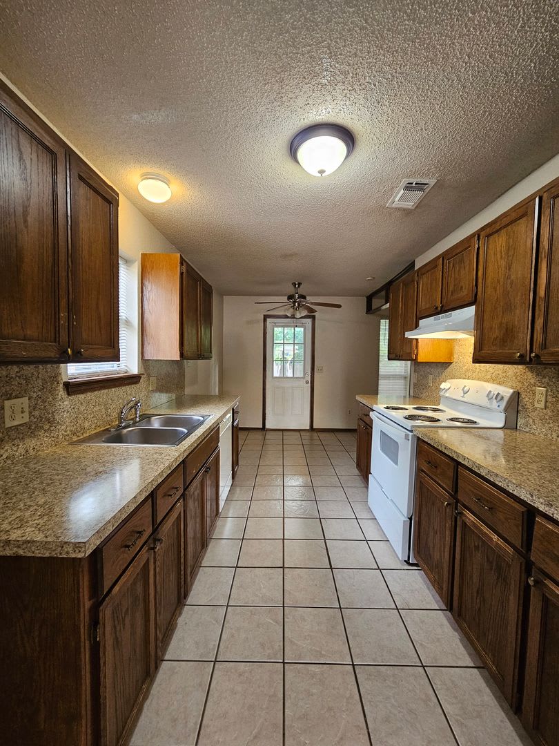 (3) Bed/(2) Bath in West Norman Avail NOW! – photo 4