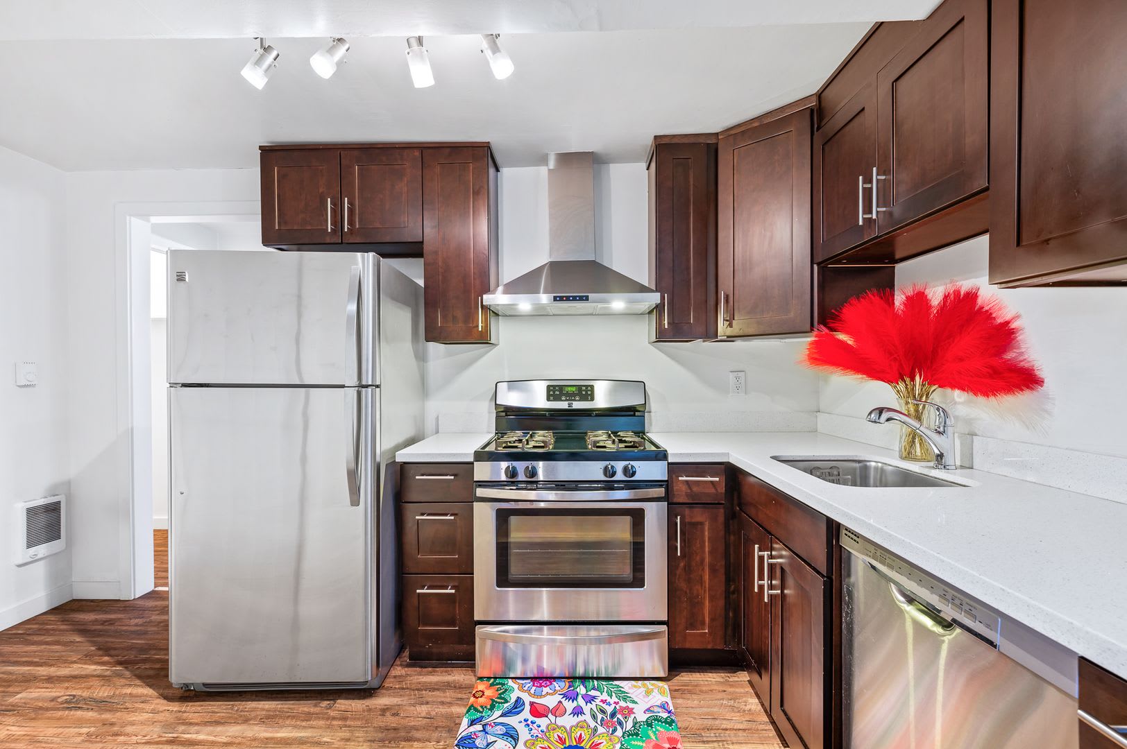 1633 Apartments – photo 3