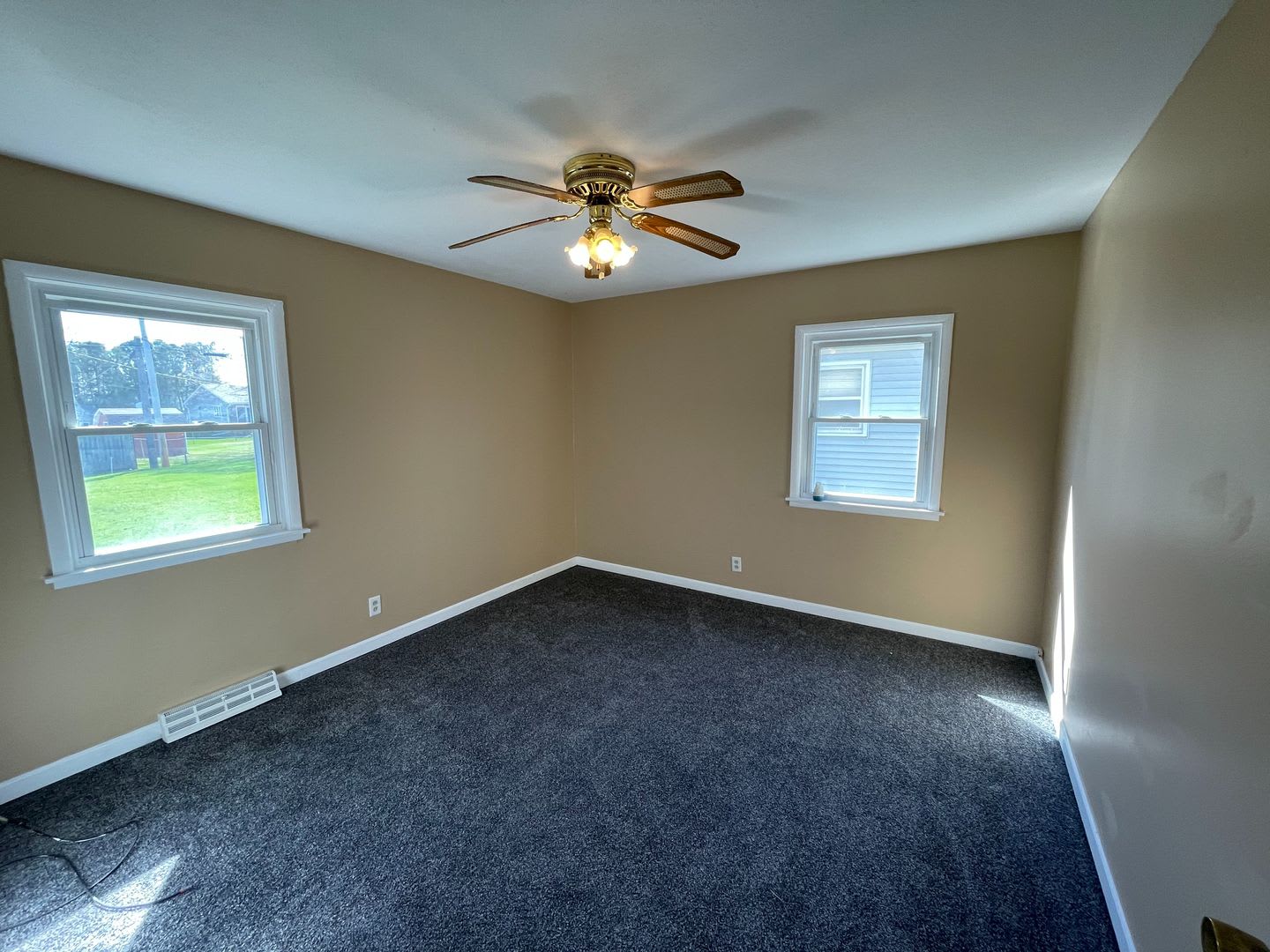 Spacious 2-Bedroom Home with Garage & Large Backyard in Silvis! – photo 5