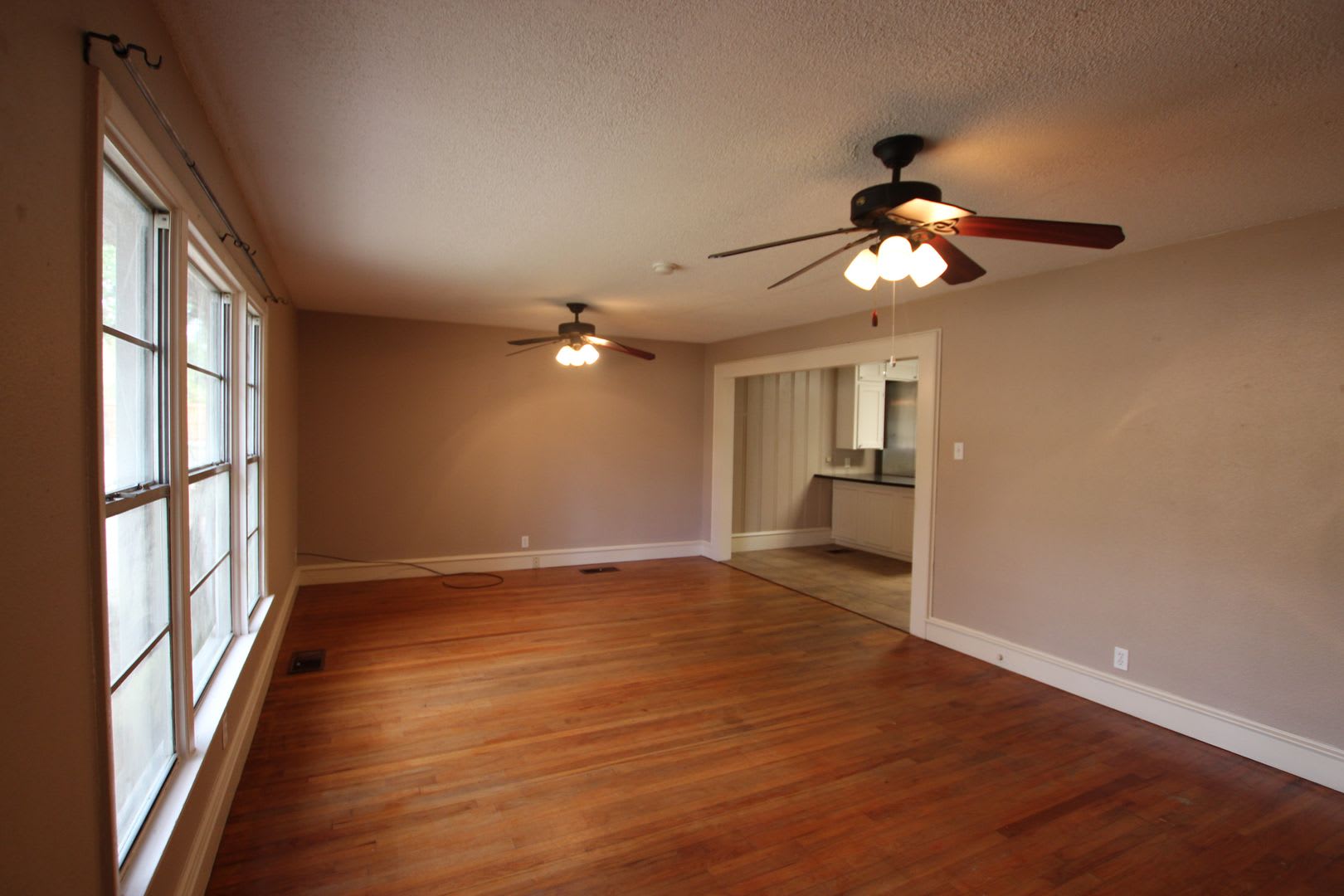 Charming 3 Bedroom 2 Bath Near TJC! – photo 3