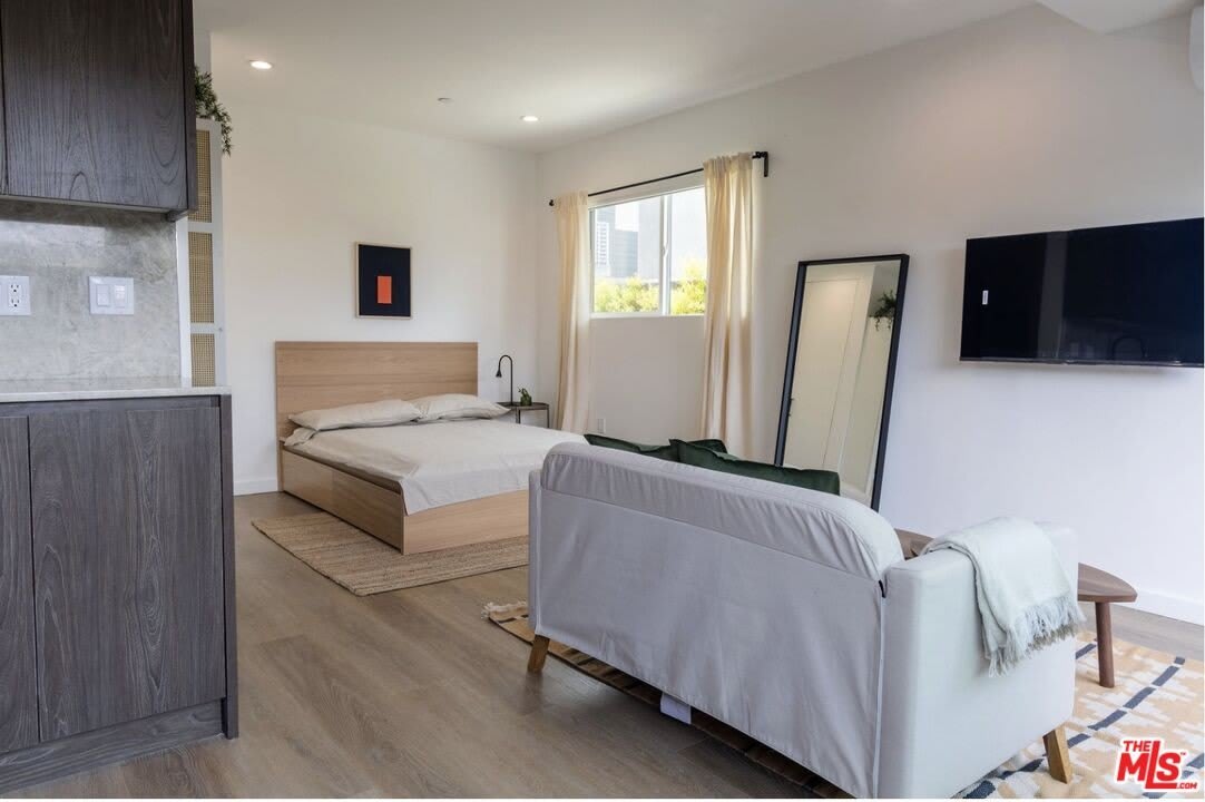 925 N Mariposa Ave – photo 2
