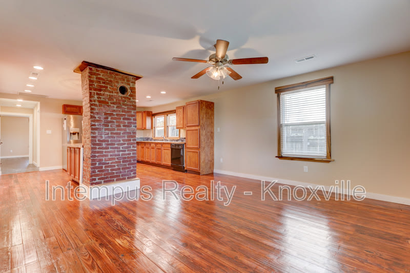 605 Booth St – photo 3