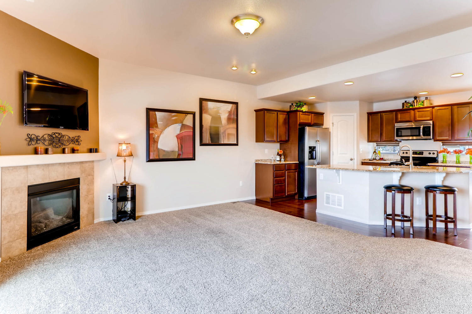 Beautiful 3 bedroom townhouse in gated community available! – photo 5