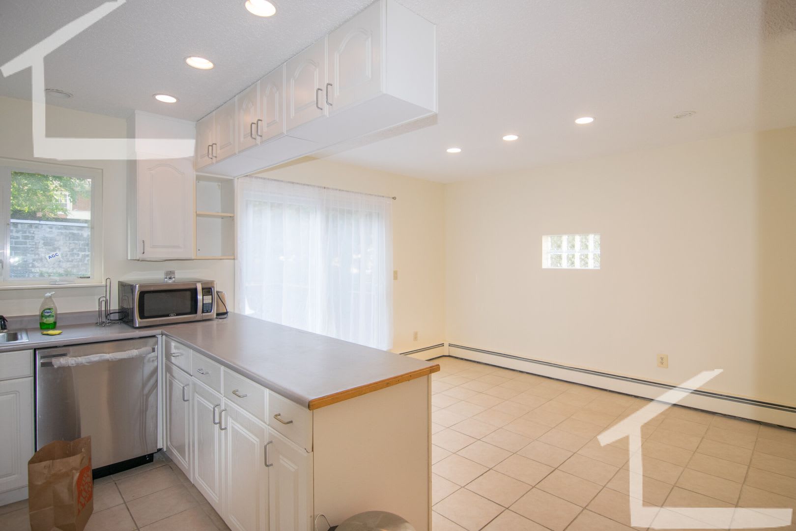 Near Bu Massive Single Family Home Over 3000 Sq Ft And Laundry In Unit – photo 3