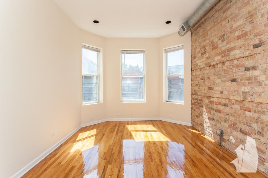 2452 N Southport Ave – photo 2