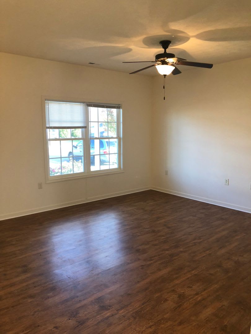 3 Bedroom, 2.5 Bath Two Level Townhouse – photo 4