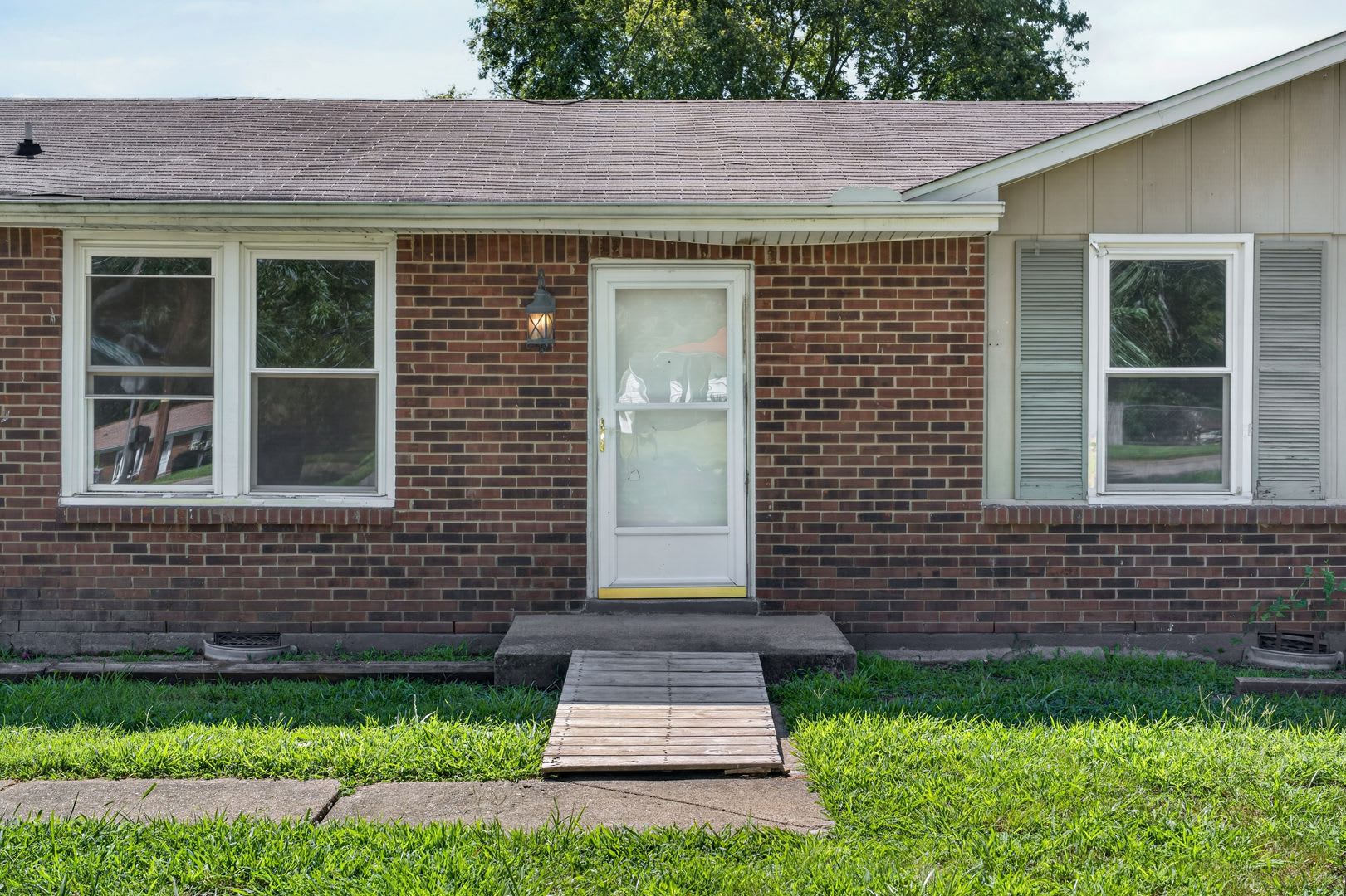 3 Bedroom Pet Friendly Home For Rent Near Post! – photo 1