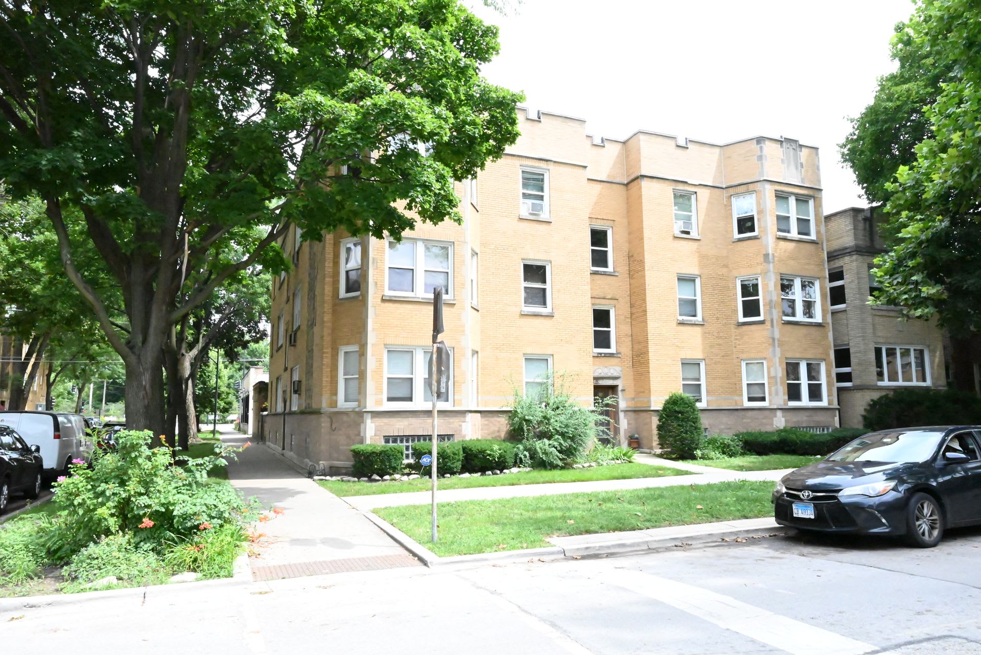 2421 West Ardmore Avenue – photo 1