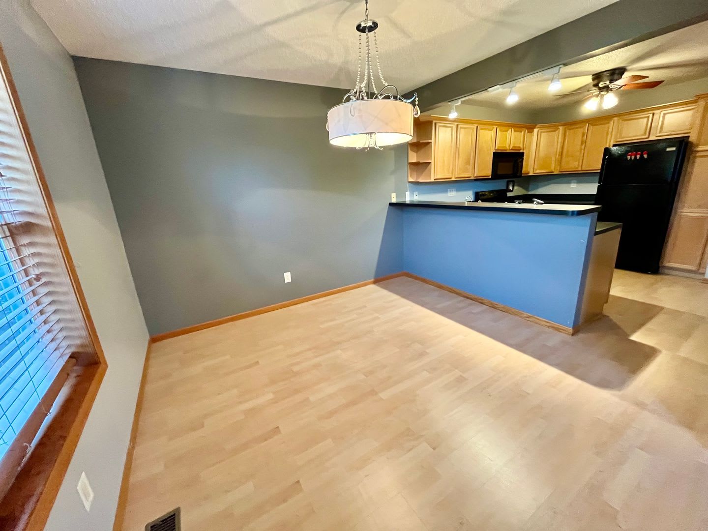Beautiful 4 Bedroom Townhome! – photo 4