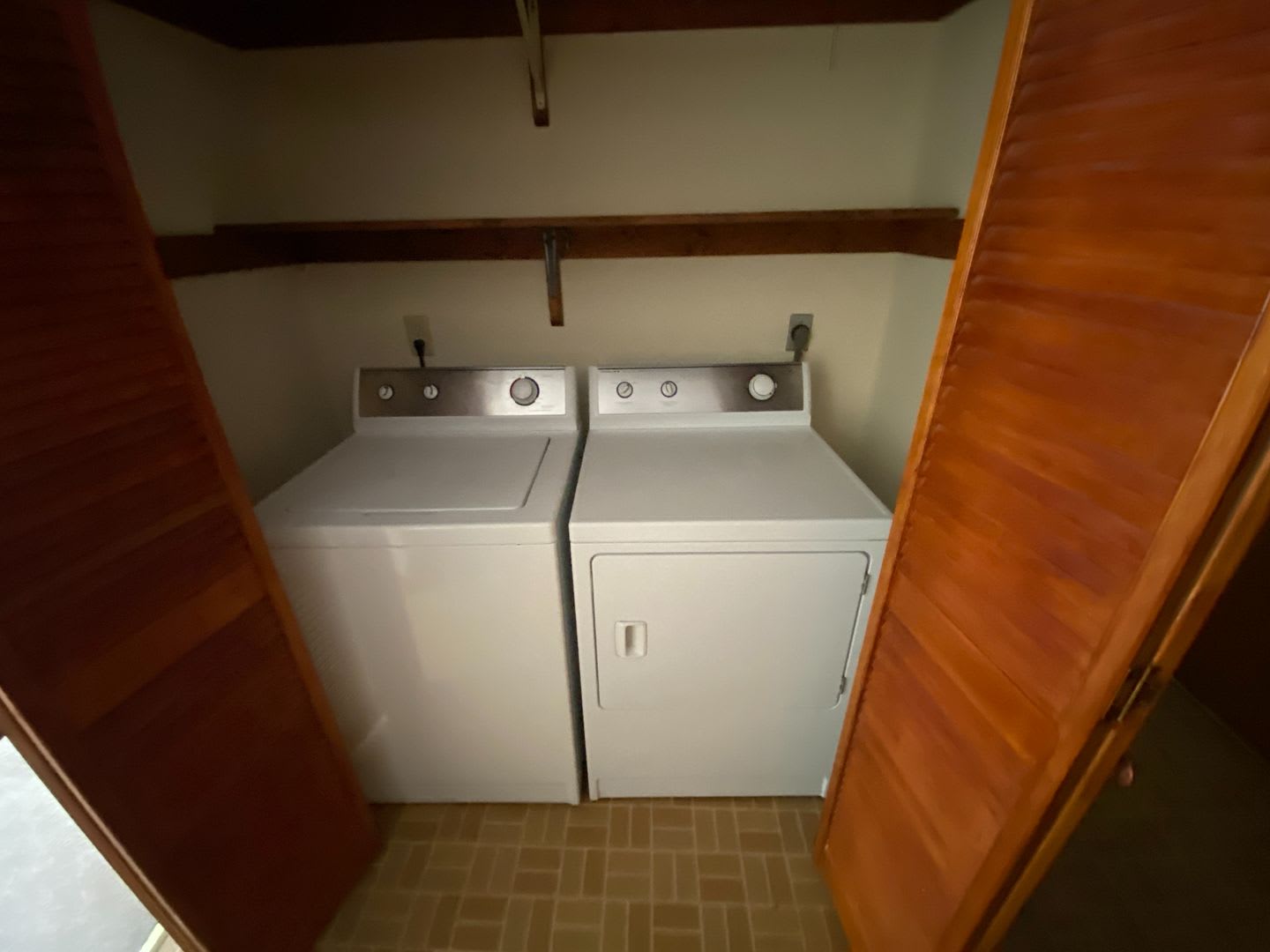 Room In 3 Bedroom Home At Grove Ave – photo 3