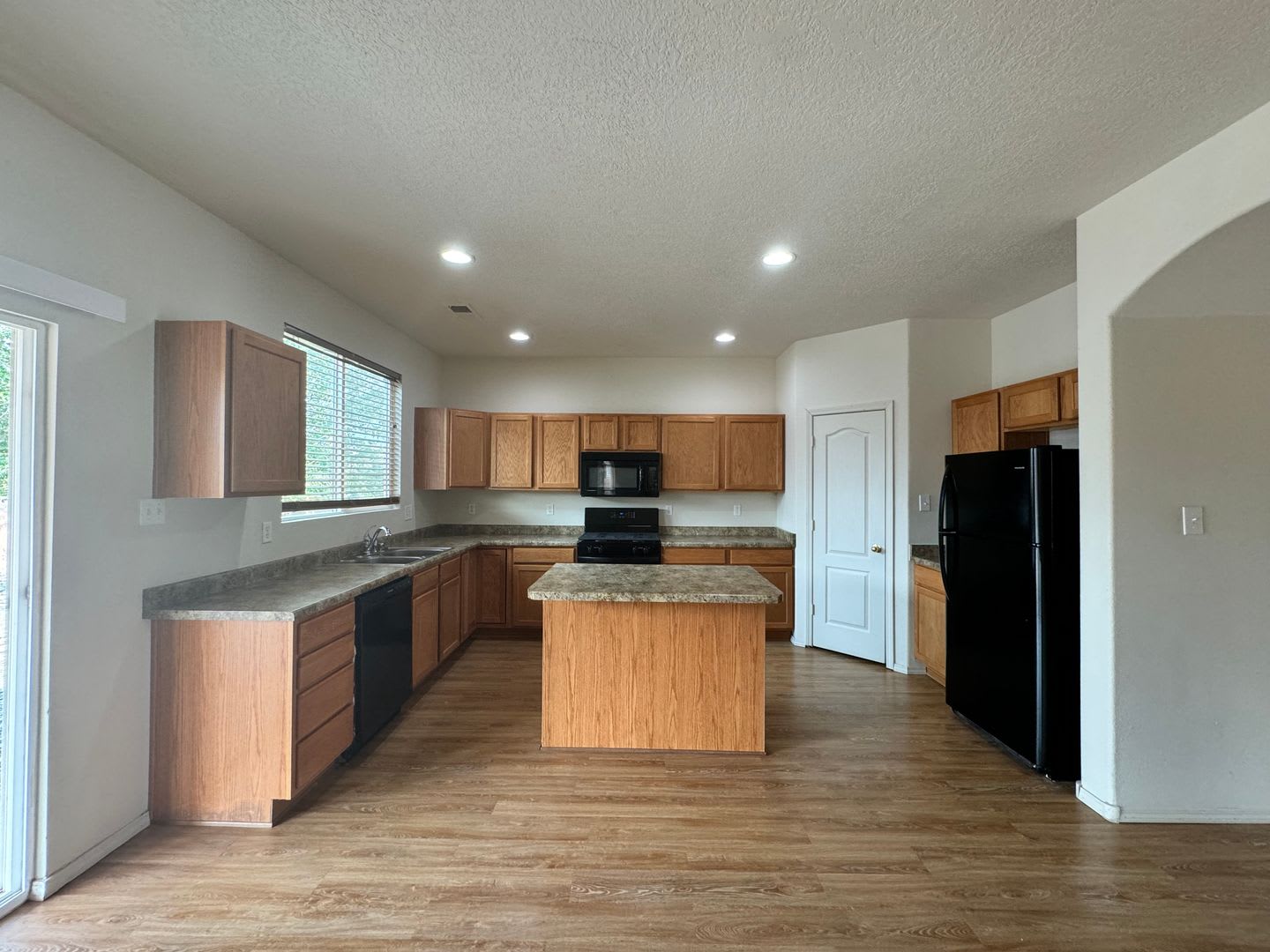 4 bed 2.5 bath home in Huning Ranch – photo 5