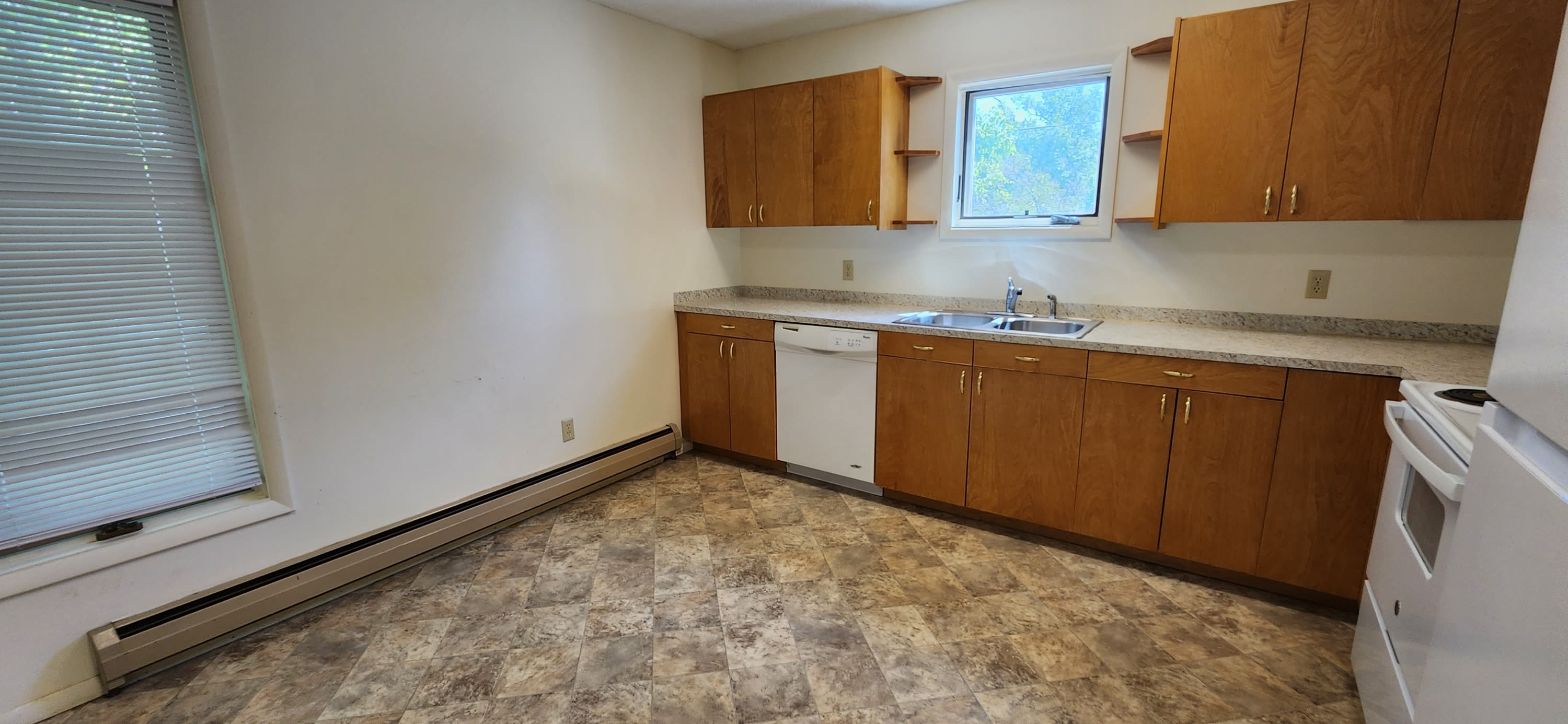 907 E 6th Ave – photo 5