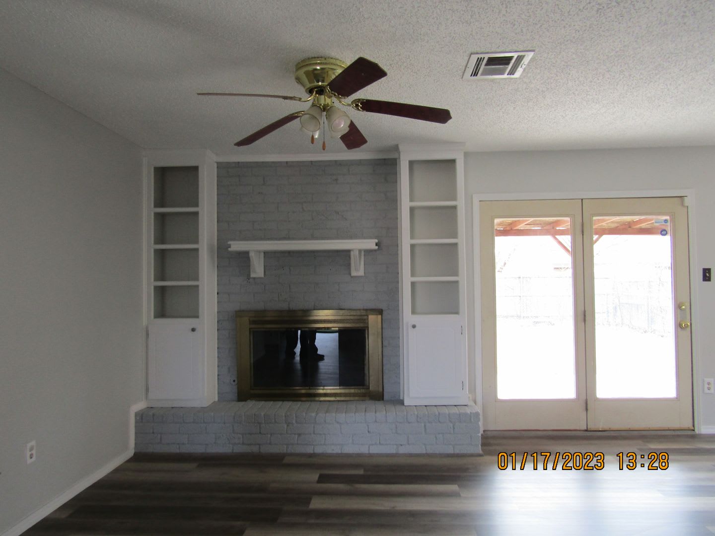 West Side Home Located Close To Shopping Restaurants – photo 2