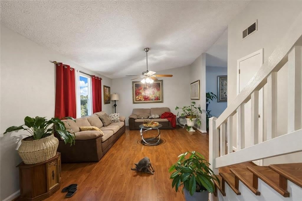 1136 Samuel Drive – photo 2