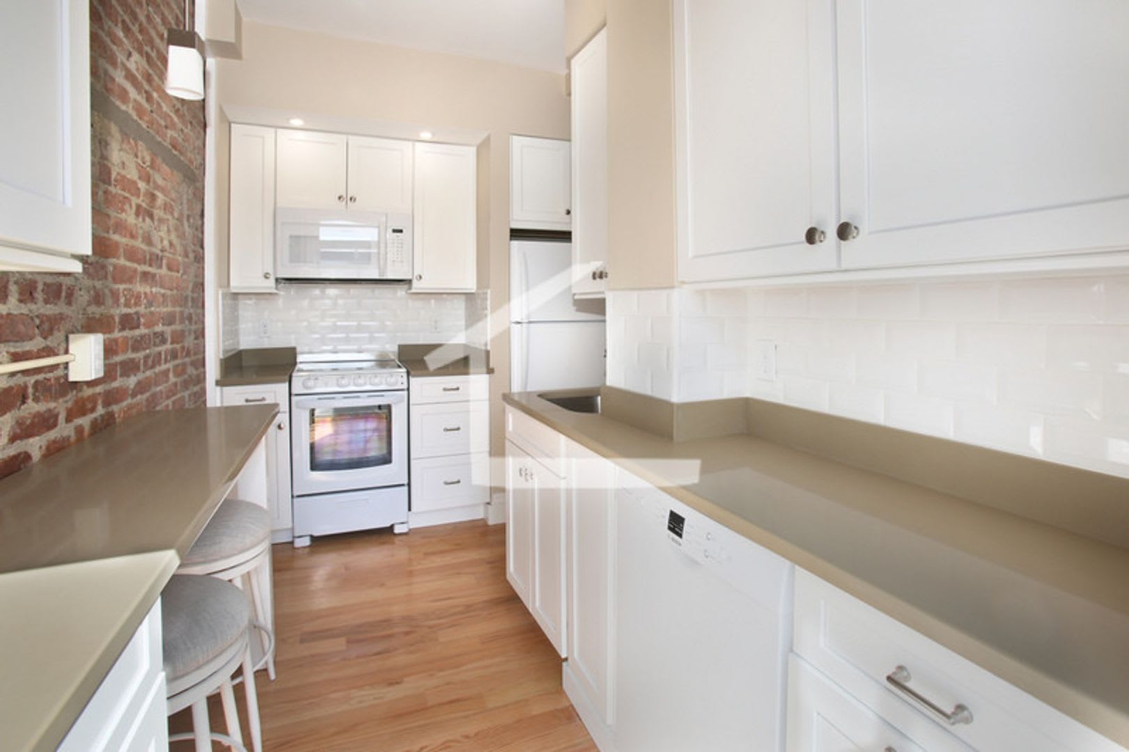 Nice 2 bed steps from Berklee College – photo 4