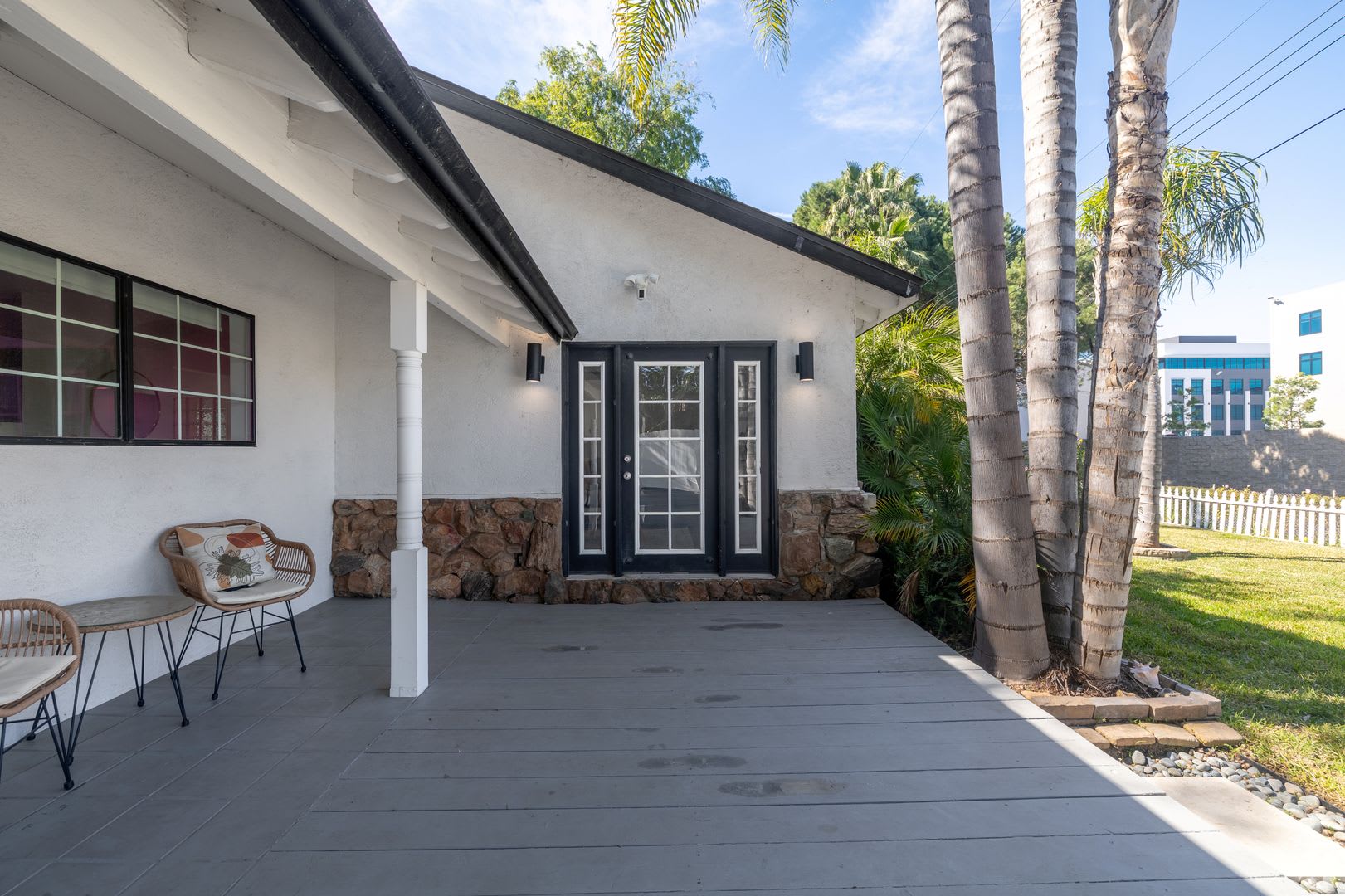New Price 6 800 Month Furnished Shadow Hills Retreat With Utilities Included Exclusive Private Hill Access – photo 4