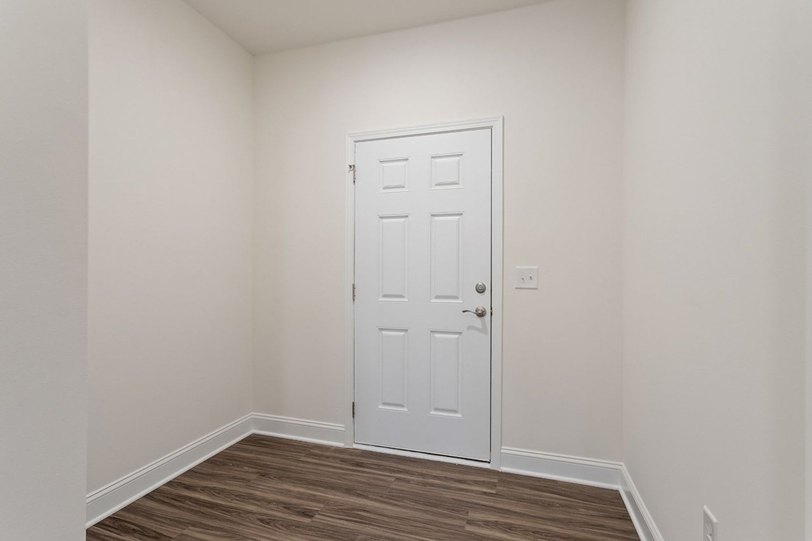 Beautiful 3 Bedroom Home In Desirable Clayton Community Modern Finishes Great Location – photo 3