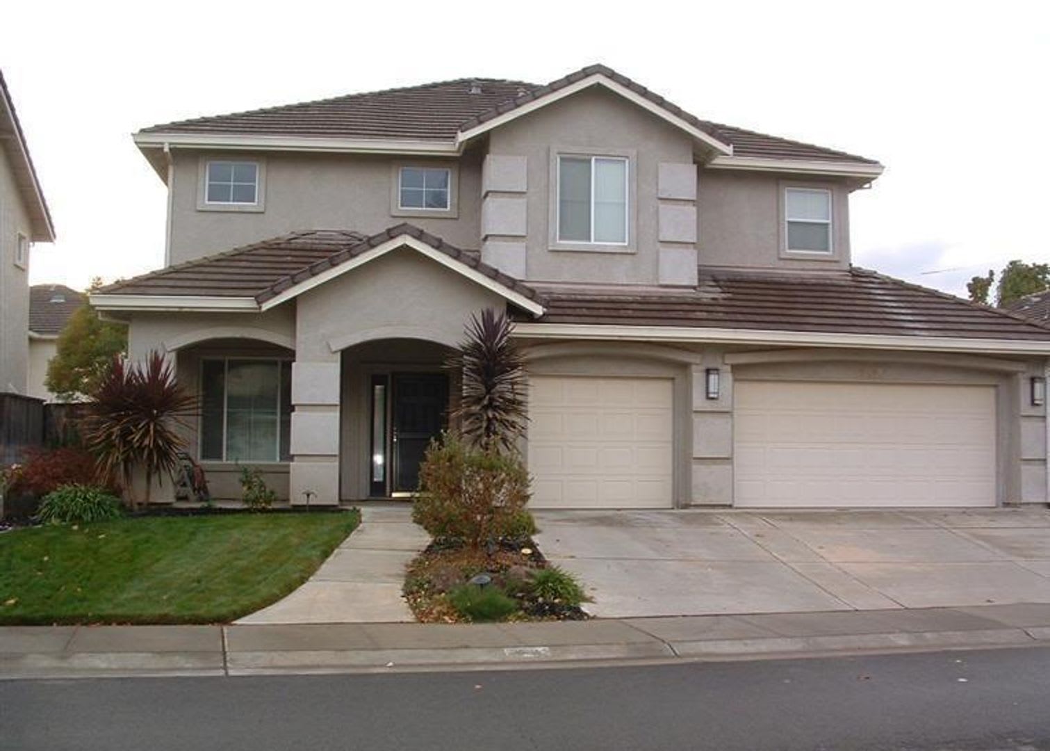 Fantastic 2 Story 4 Bedrooms,2.5 Baths – photo 1
