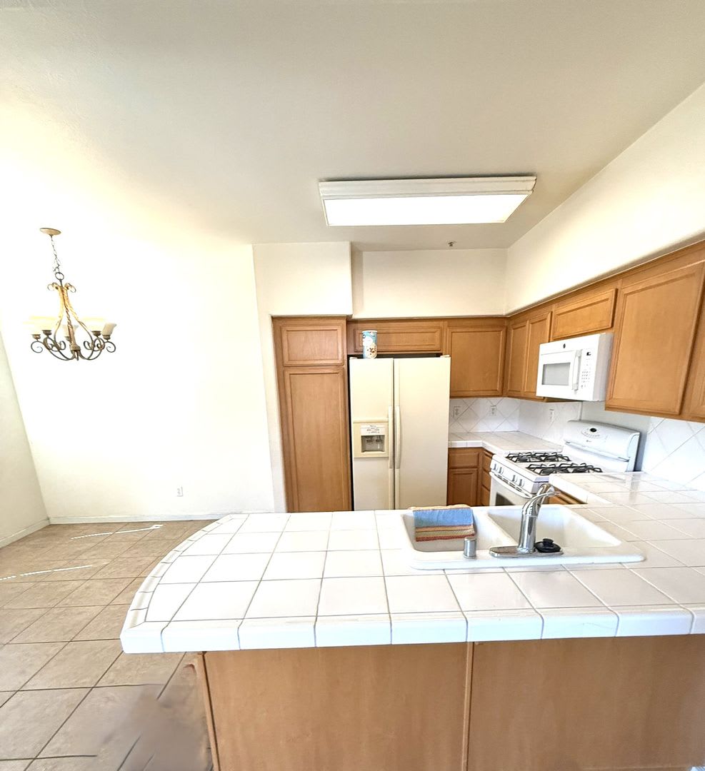 3 Bedroom Luxury Condo in Sunrise Hills – photo 4
