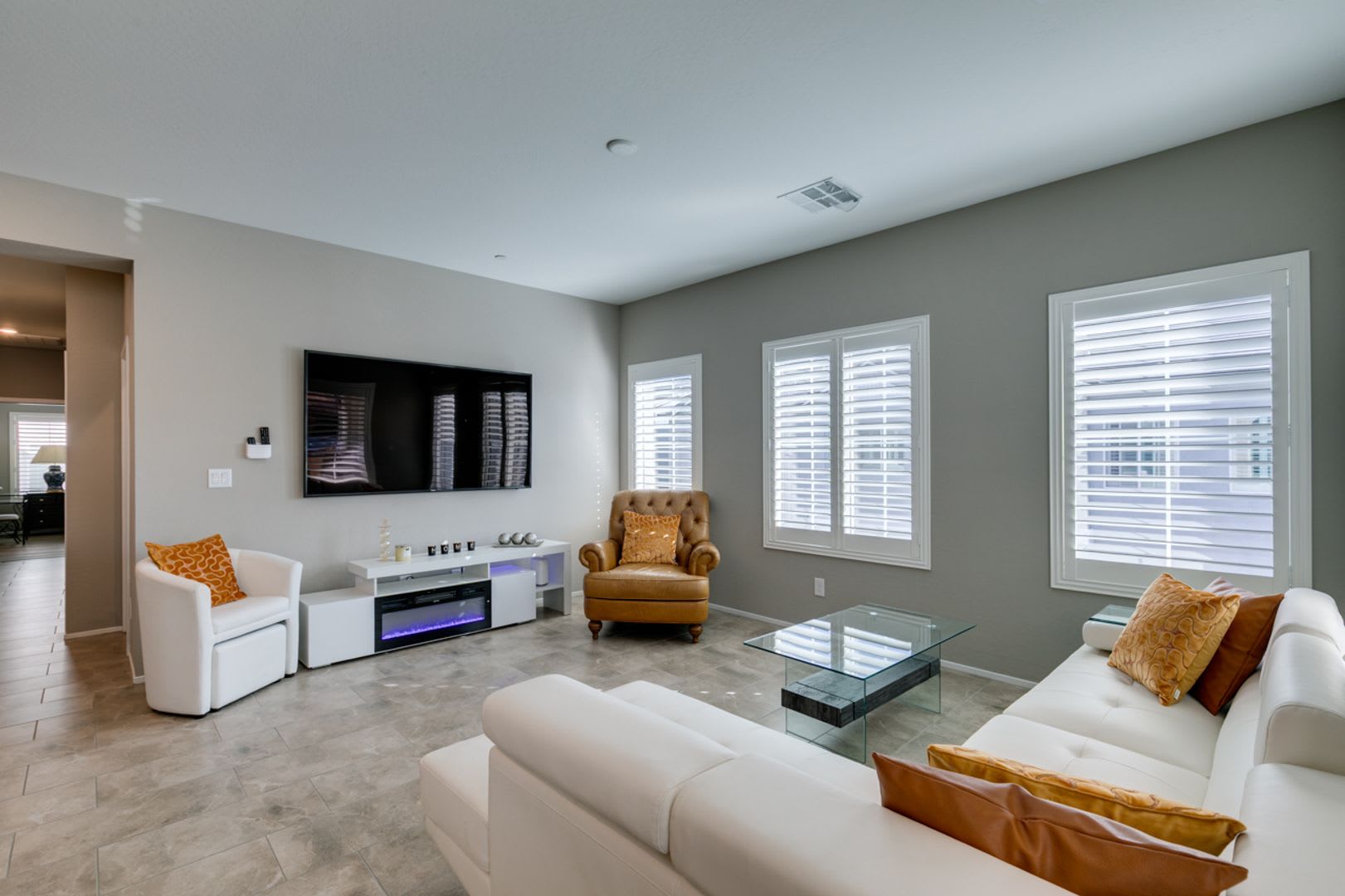 Luxury Fully Furnished 2Bed/2.5Bath Townhome in Gated Community – photo 3