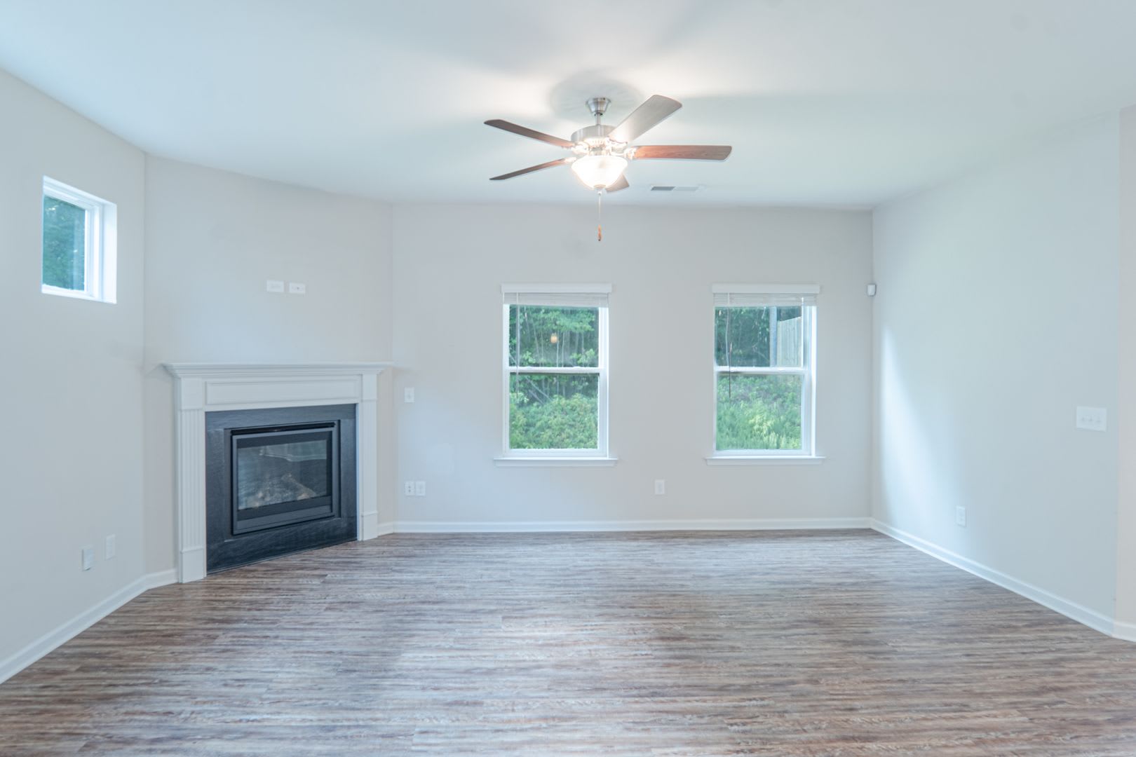Modern 3BR Home with Spacious Loft, Covered Patio & Private Wooded Backyard – photo 4